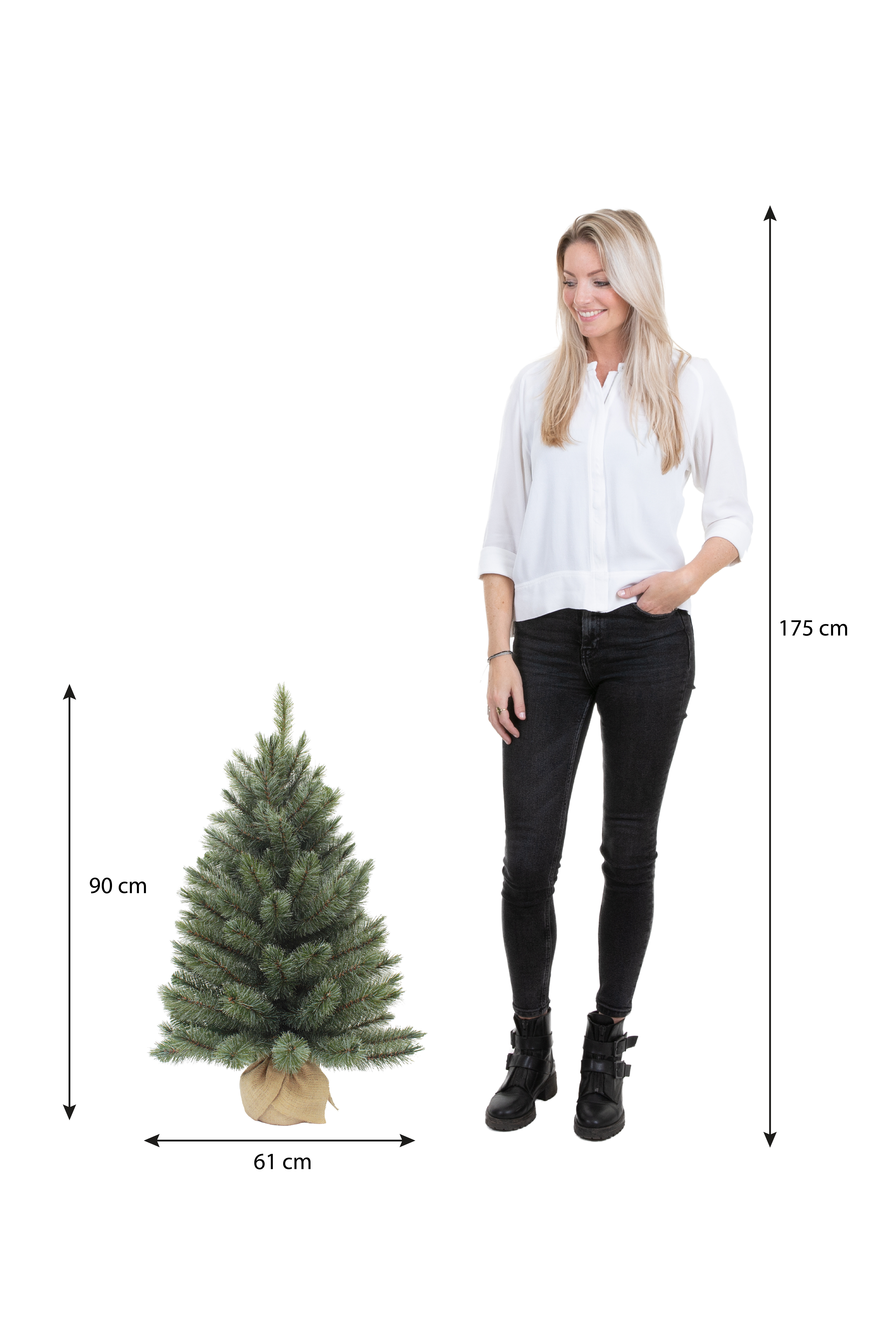 Une femme se tient à côté d'un arbre de Noël. L'arbre mesure 90 cm de haut, 61 cm de large. La femme mesure 175 cm de haut.
