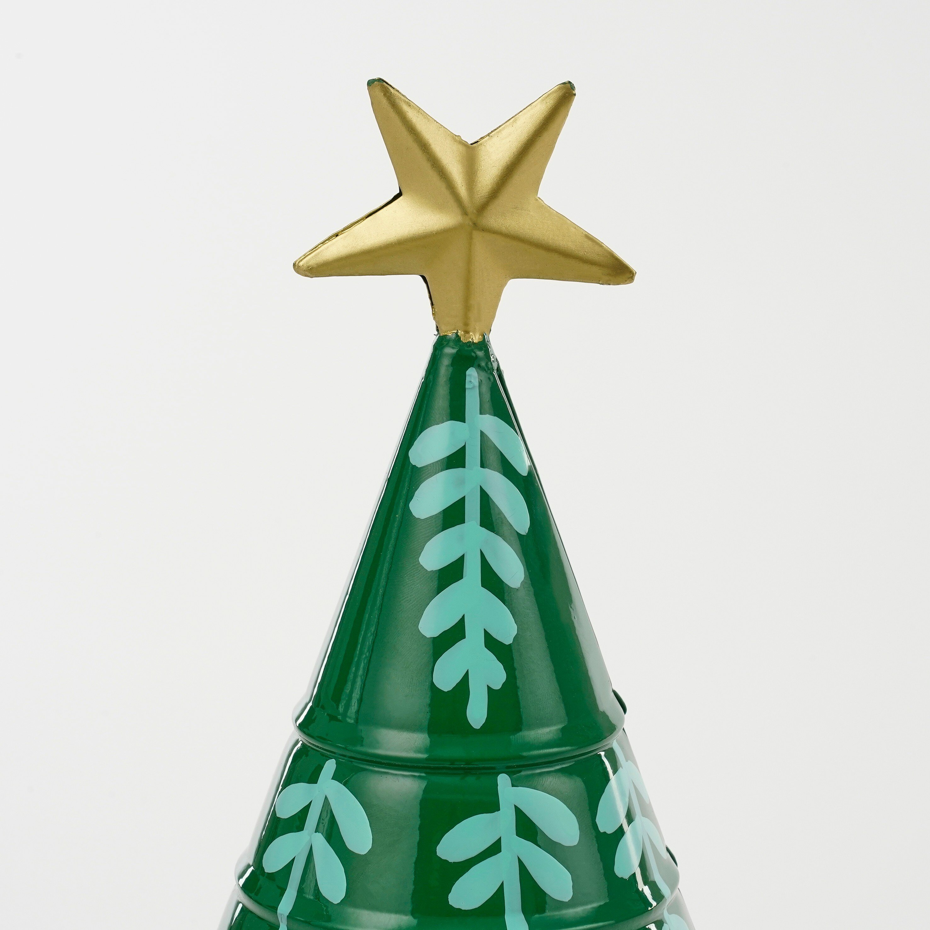 Décoration de sapin de Noël verte avec une étoile dorée. L'arbre a des motifs de feuilles bleu clair.
