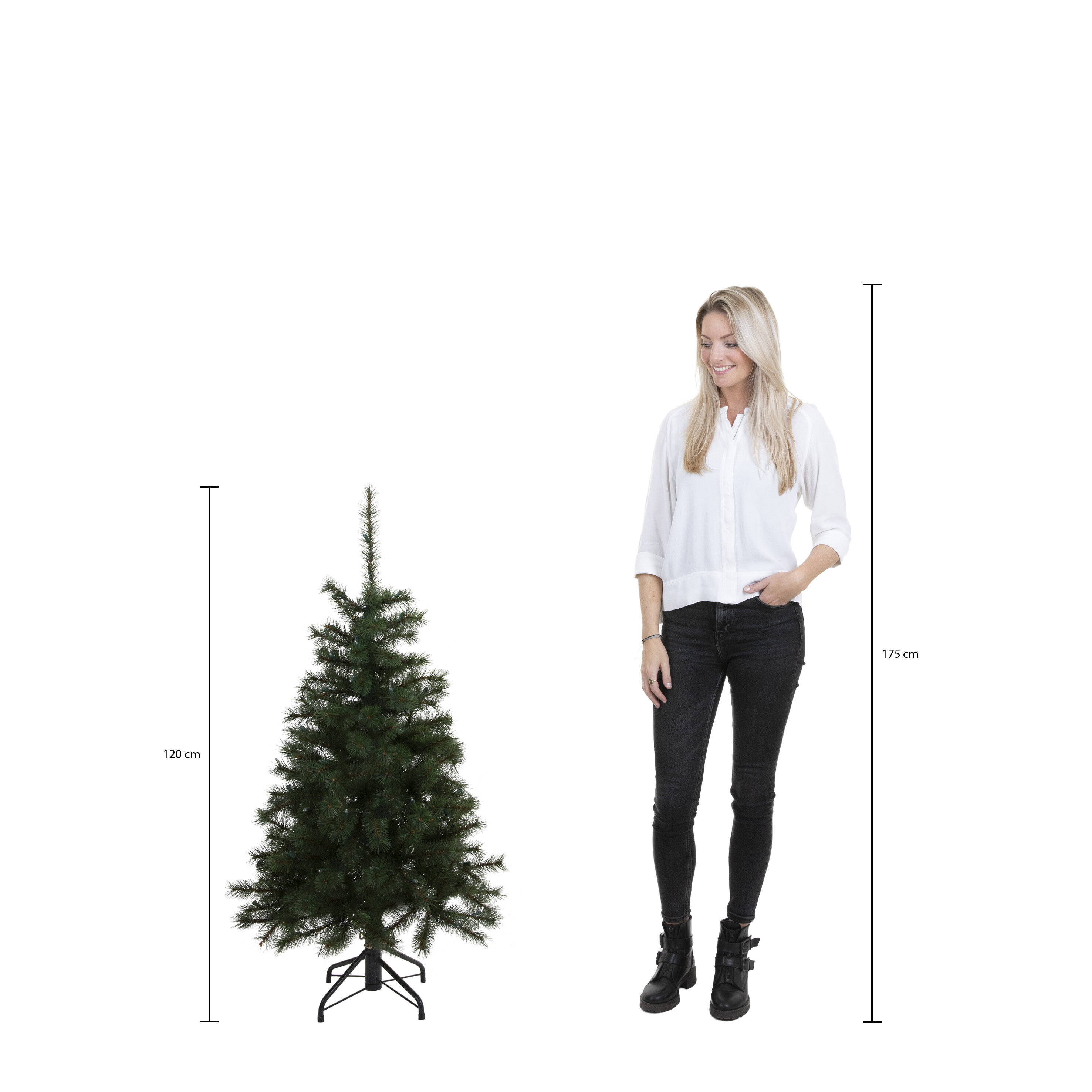 Une femme se tient près d'un sapin de Noël. L'arbre mesure 120 cm de haut. La femme mesure 175 cm.