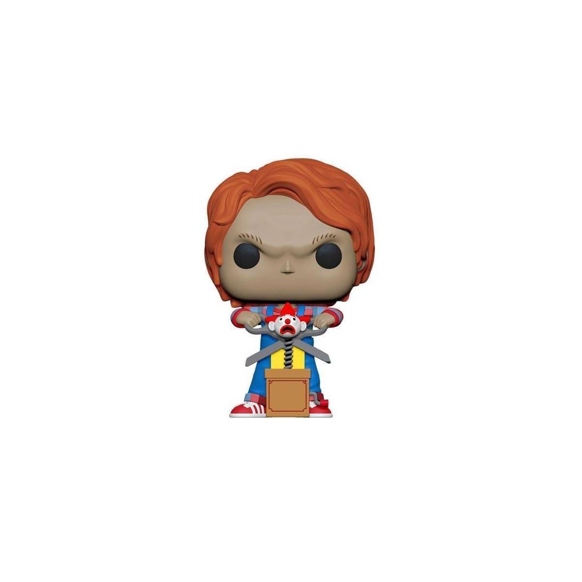 Figura Funko Pop di Chucky, una bambola con i capelli arancioni, che tiene le forbici e un jack-in-the-box, su sfondo bianco.