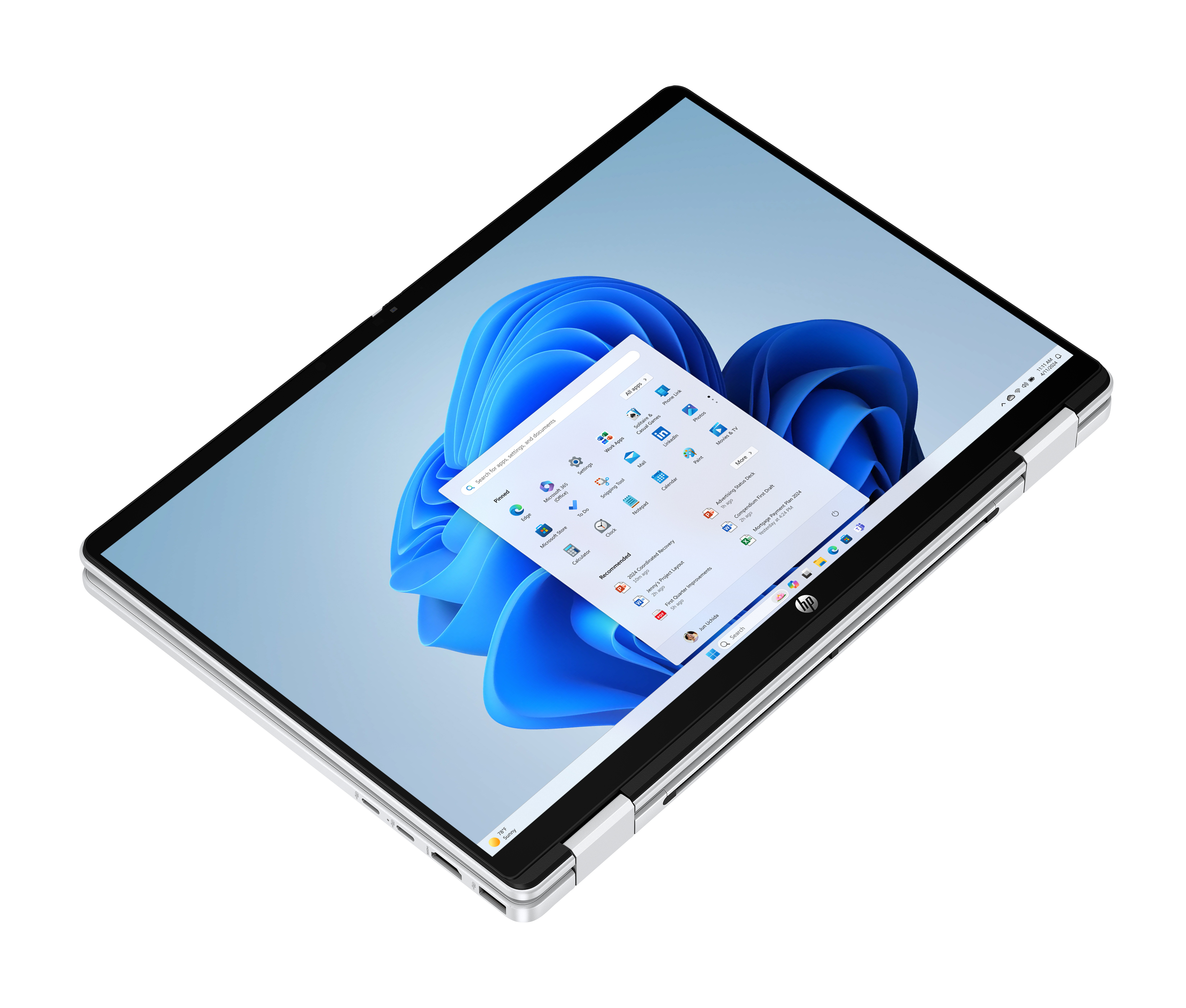 Laptop HP argento aperto, con interfaccia Windows 11. Lo schermo mostra icone di app e sfondo blu.