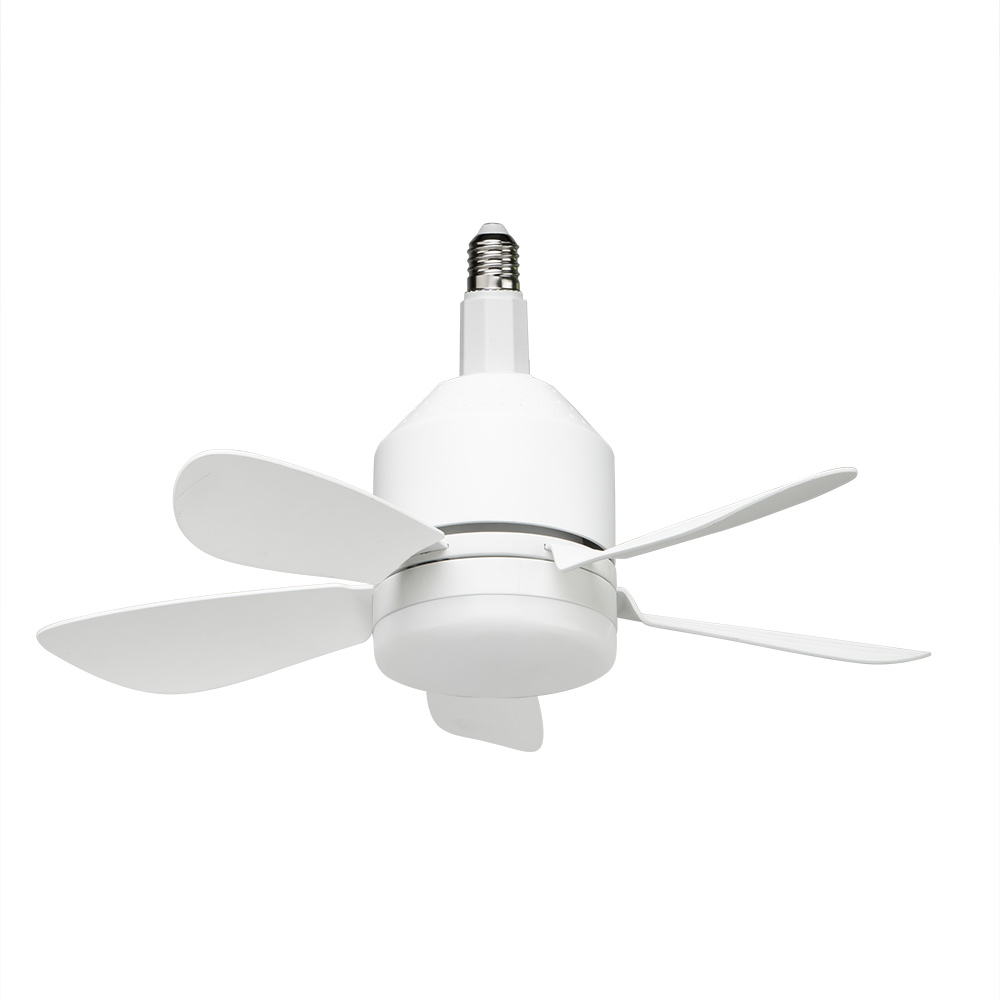 Un ventilador de techo blanco con cuatro aspas y una parte superior en forma de bombilla. Fondo blanco.
