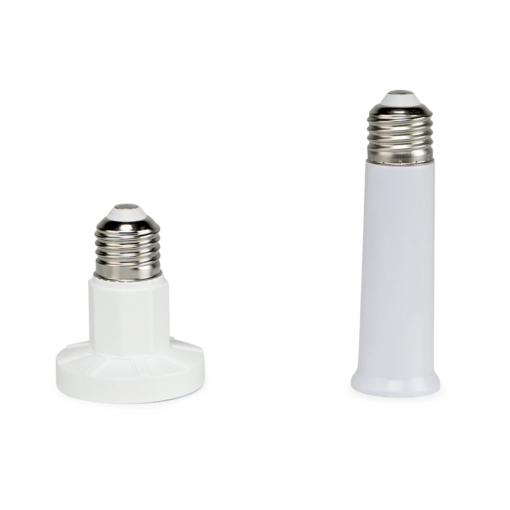 Dos adaptadores de bombilla blancos con tapas plateadas. Uno es corto y ancho, el otro es alto y estrecho, ambos sobre fondo blanco.