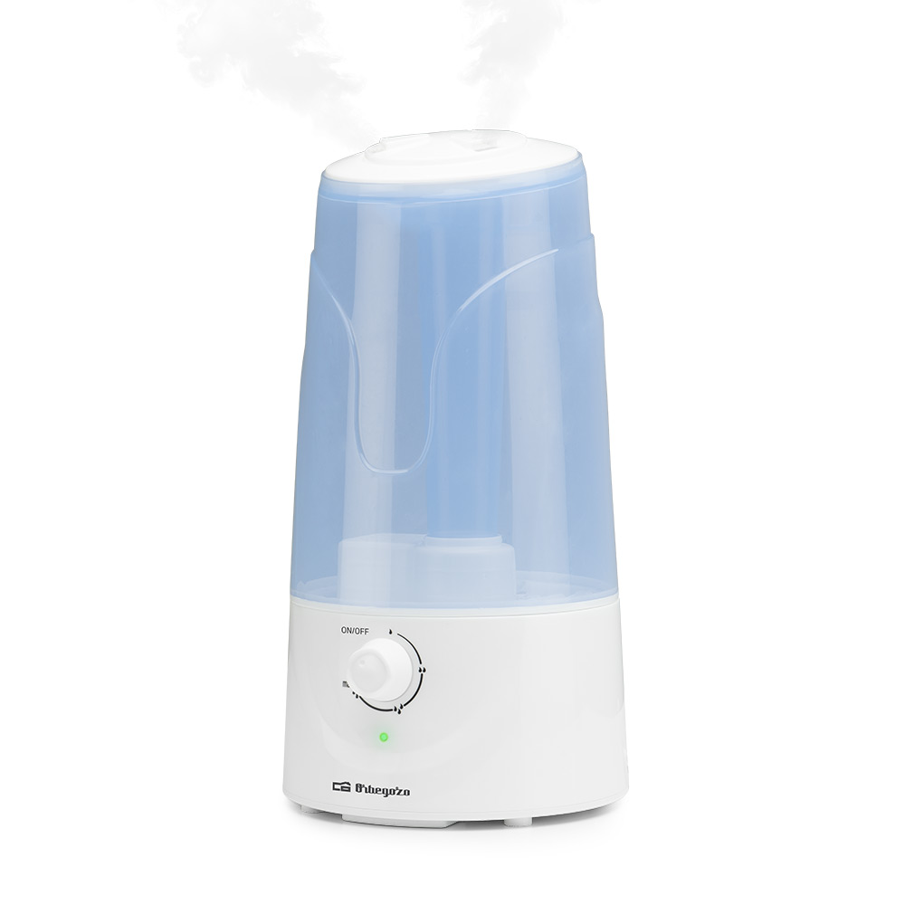 Un humidificador blanco y azul. El vapor sale de la parte superior. Tiene un dial de encendido/apagado y una luz verde.