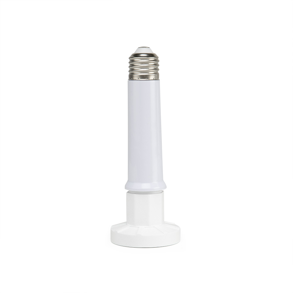 Una bombilla LED blanca sobre un fondo blanco. La bombilla tiene una base plateada y un cuerpo y base cilíndricos blancos.