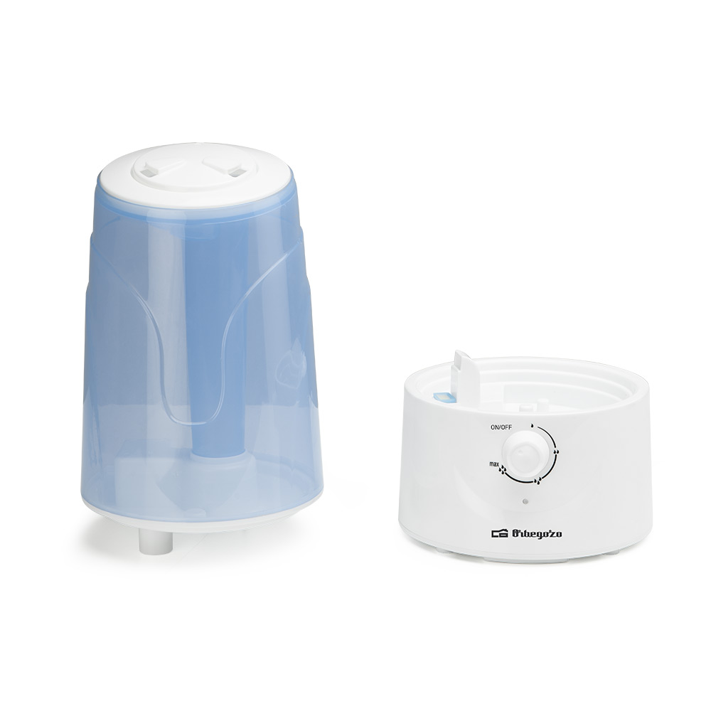 Un humidificador blanco y azul sobre una superficie blanca. Se compone de un recipiente de agua y una base con una perilla de control.