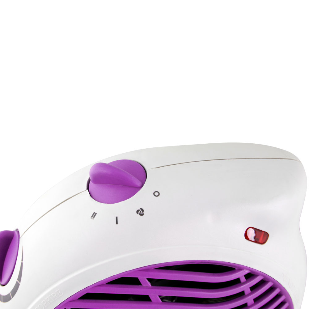 Un calefactor eléctrico blanco y morado. Tiene una perilla morada y una luz indicadora roja. El ventilador es morado y el cuerpo es blanco.