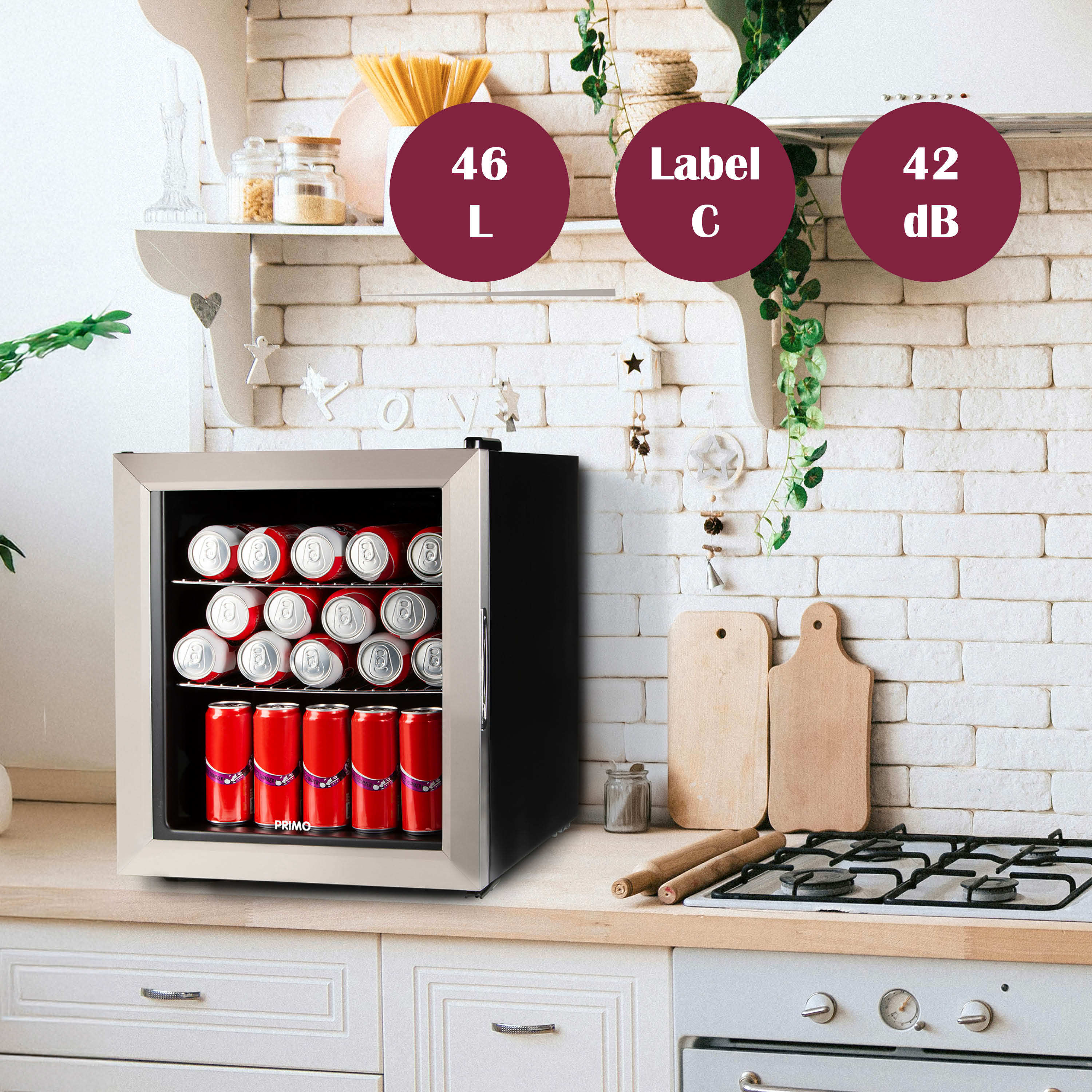 Un petit réfrigérateur avec des boissons à l'intérieur est sur un comptoir de cuisine. Un mur de briques blanches est en arrière-plan.