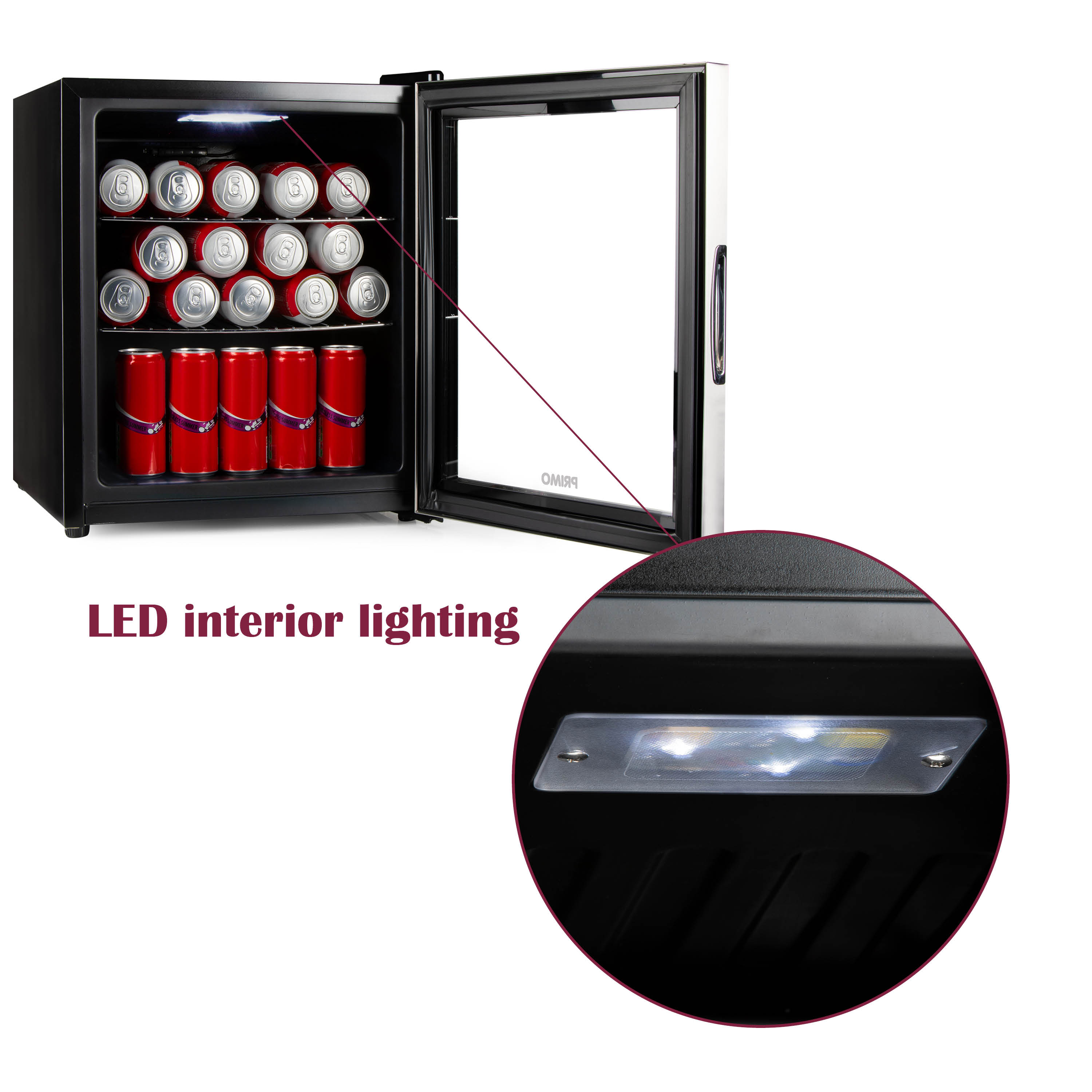 Un petit réfrigérateur noir avec une porte vitrée, ouvert. À l'intérieur, des canettes de soda. L'éclairage intérieur à LED est allumé.