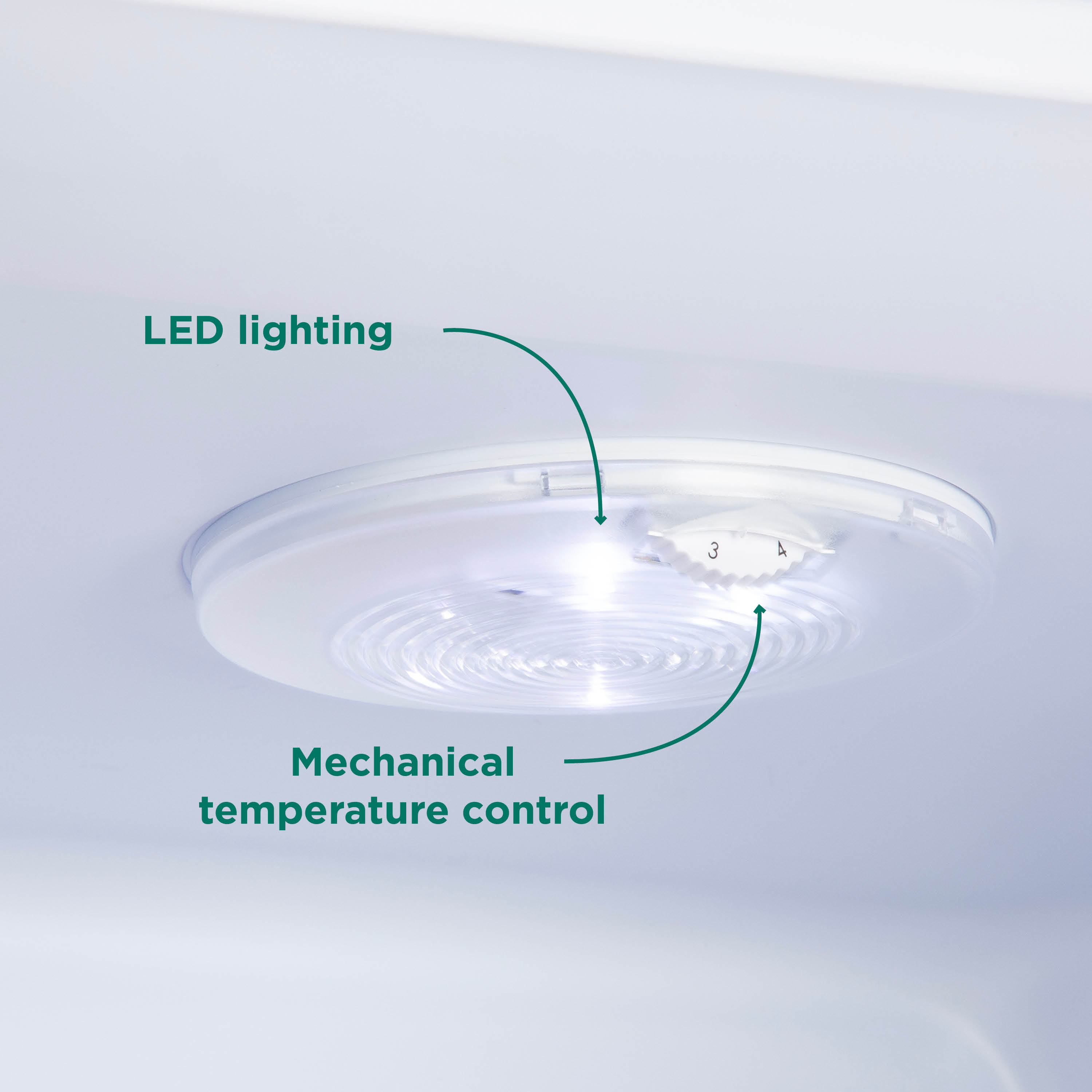 Close-up van een koelkastcomponent. Het toont LED-verlichting en mechanische temperatuurregeling.