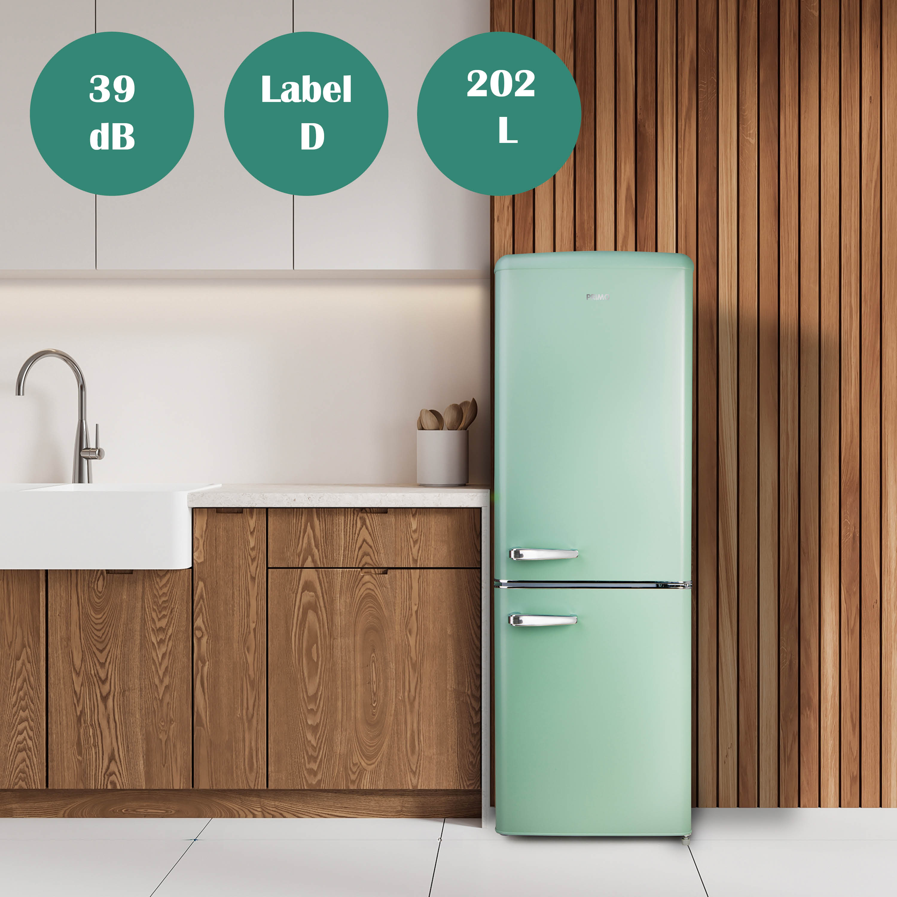 Un réfrigérateur vert menthe se trouve dans une cuisine avec des armoires en bois et un mur en bois. Des étiquettes circulaires sont au-dessus.