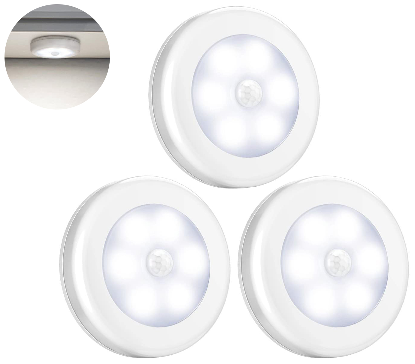 Drei weiße, runde LED-Leuchten mit Bewegungssensoren. Eine Leuchte ist eingebaut dargestellt. Die Lichter befinden sich auf weißem Hintergrund.