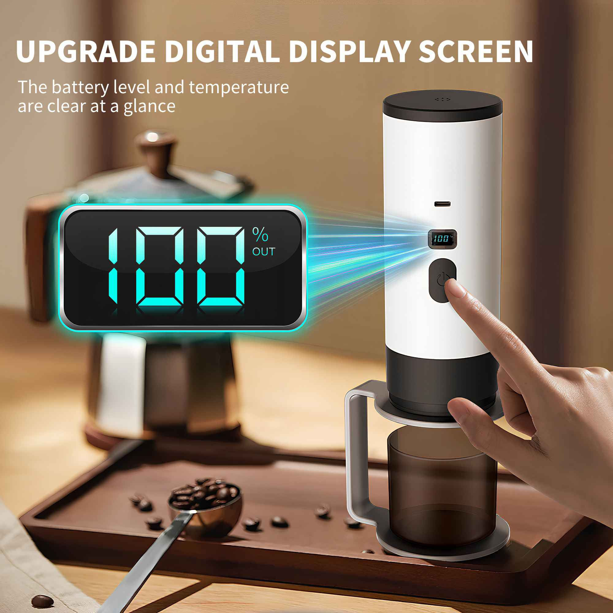 Eine Kaffeemaschine zeigt 100% Batterie an. Eine Hand drückt die Einschalttaste. Kaffeebohnen und Löffel liegen auf einem Tablett.