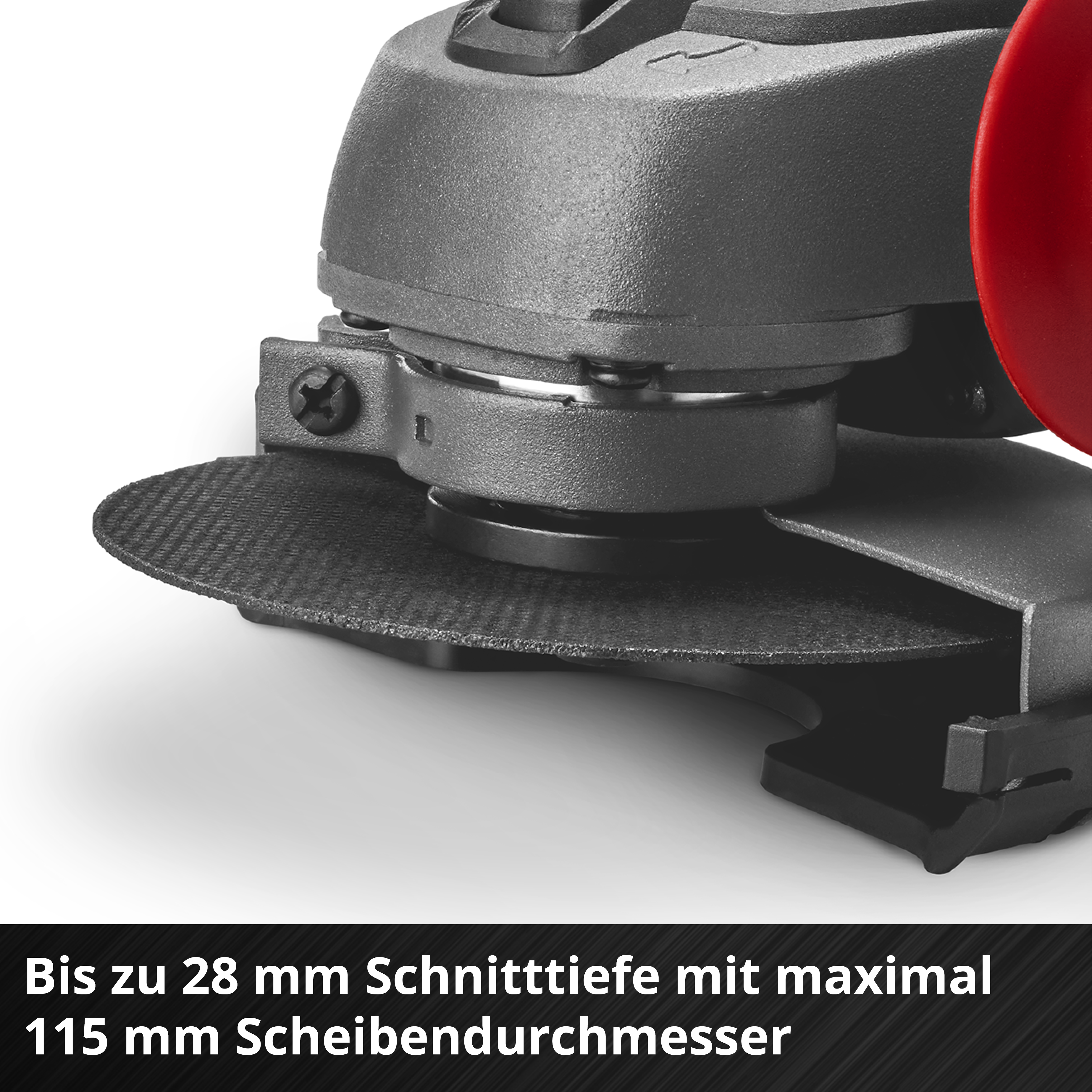 Nahaufnahme eines schwarz-grauen Winkelschleifers mit einer Trennscheibe. Ein roter Griff ist sichtbar, auf weißem Hintergrund.