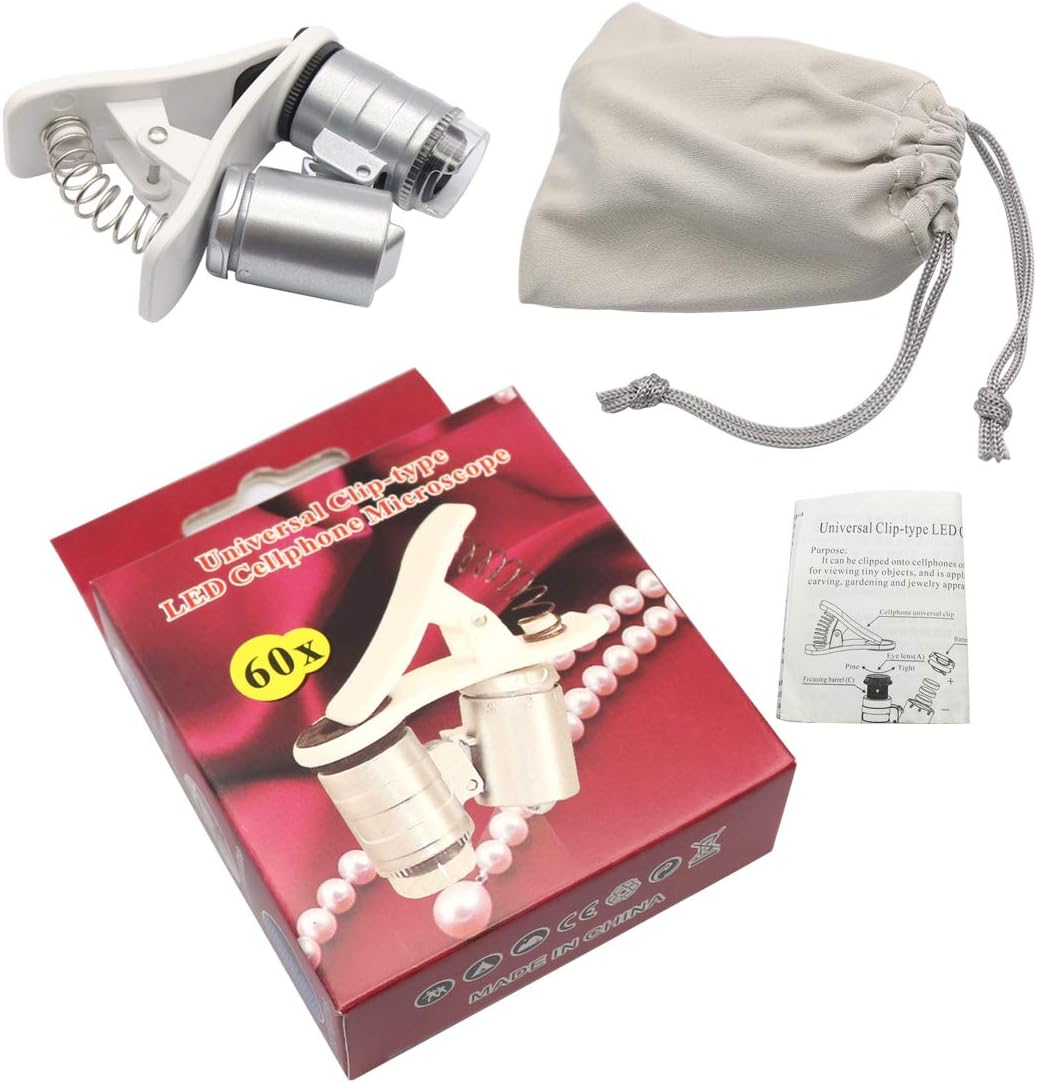 Ein Handy-Mikroskop-Kit mit weißem Clip, silbernen Linsen, einem Beutel mit Kordelzug und einer roten Schachtel mit Text und Perlen.
