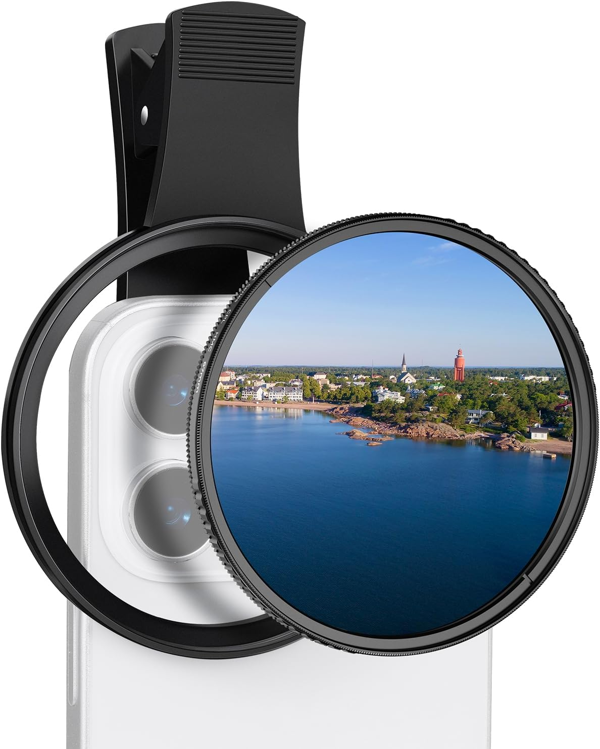 Ein Telefon mit Objektivaufsatz zeigt eine Küstenstadt. Schwarzer Objektivring umgibt die Ansicht. Klarer blauer Himmel und Wasser.