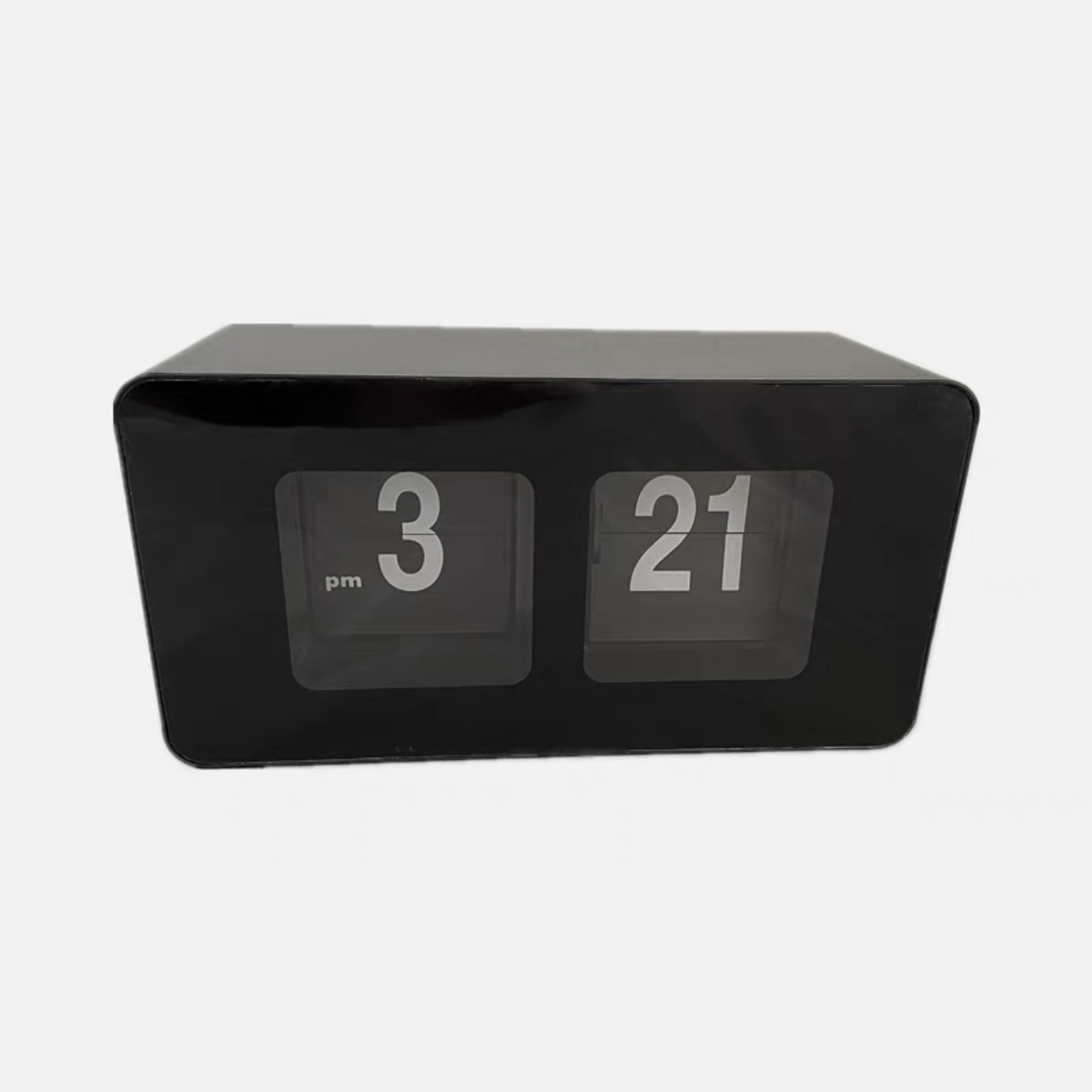 Eine schwarze Klappuhr zeigt 15:21 Uhr an. Die Uhr hat eine rechteckige Form mit abgerundeten Kanten und weißen Zahlen.