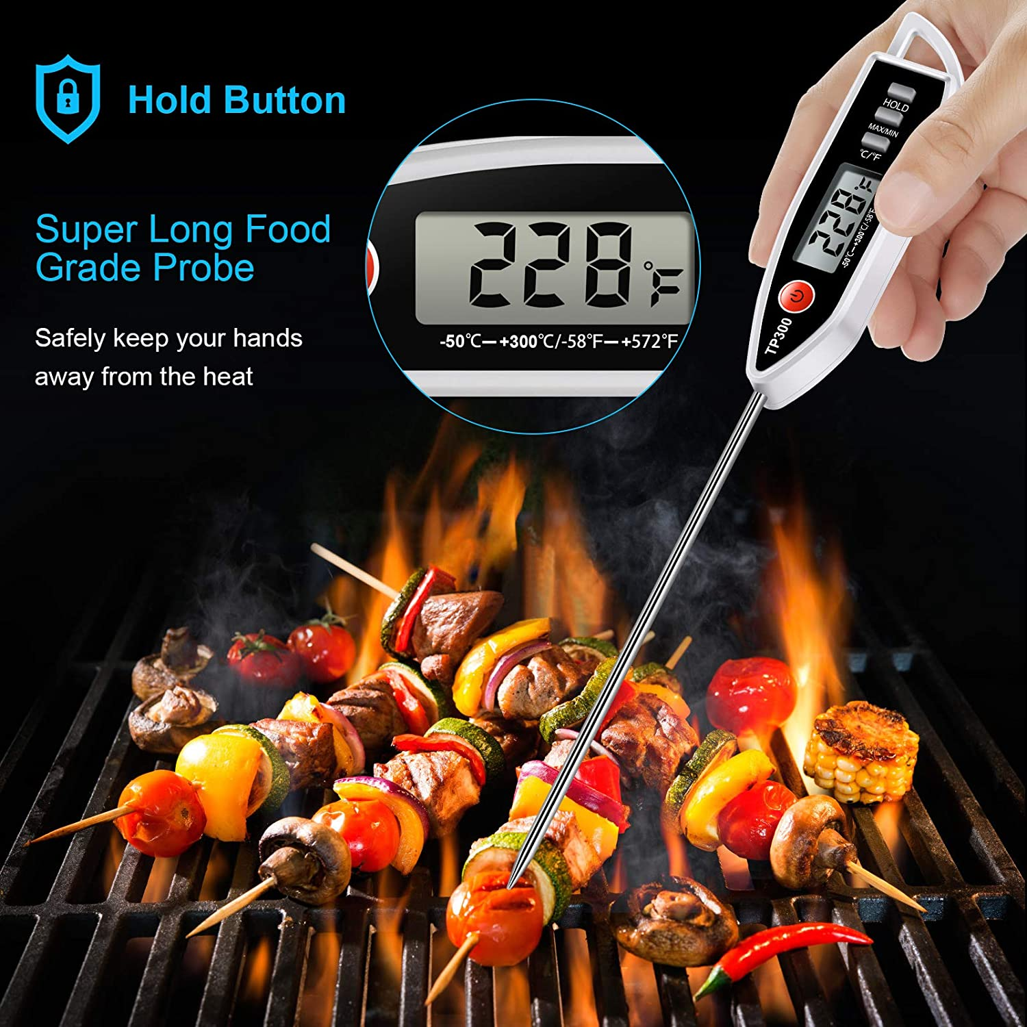 Ein Lebensmitteltemperaturmessgerät zeigt 228 °F an. Gegrillte Spieße mit Gemüse und Fleisch liegen auf einem Grill. Dampf steigt auf. Eine Hand hält das Thermometer.