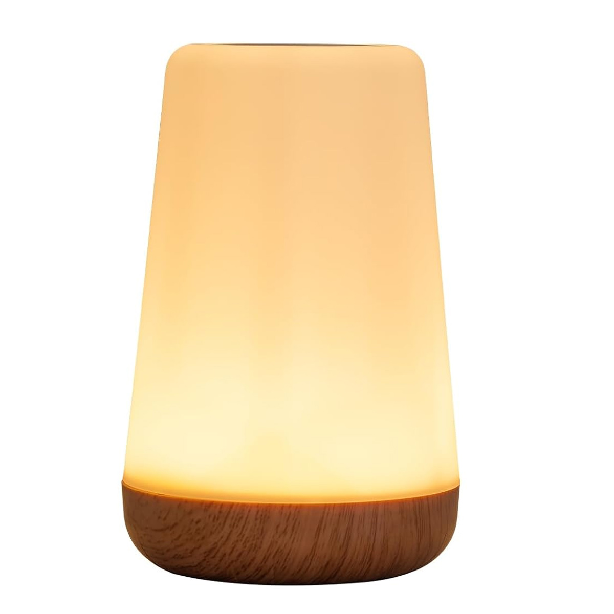 Eine leuchtende Tischlampe. Sie hat einen Holzsockel und einen weißen, abgerundeten Lampenschirm mit warmem Licht.