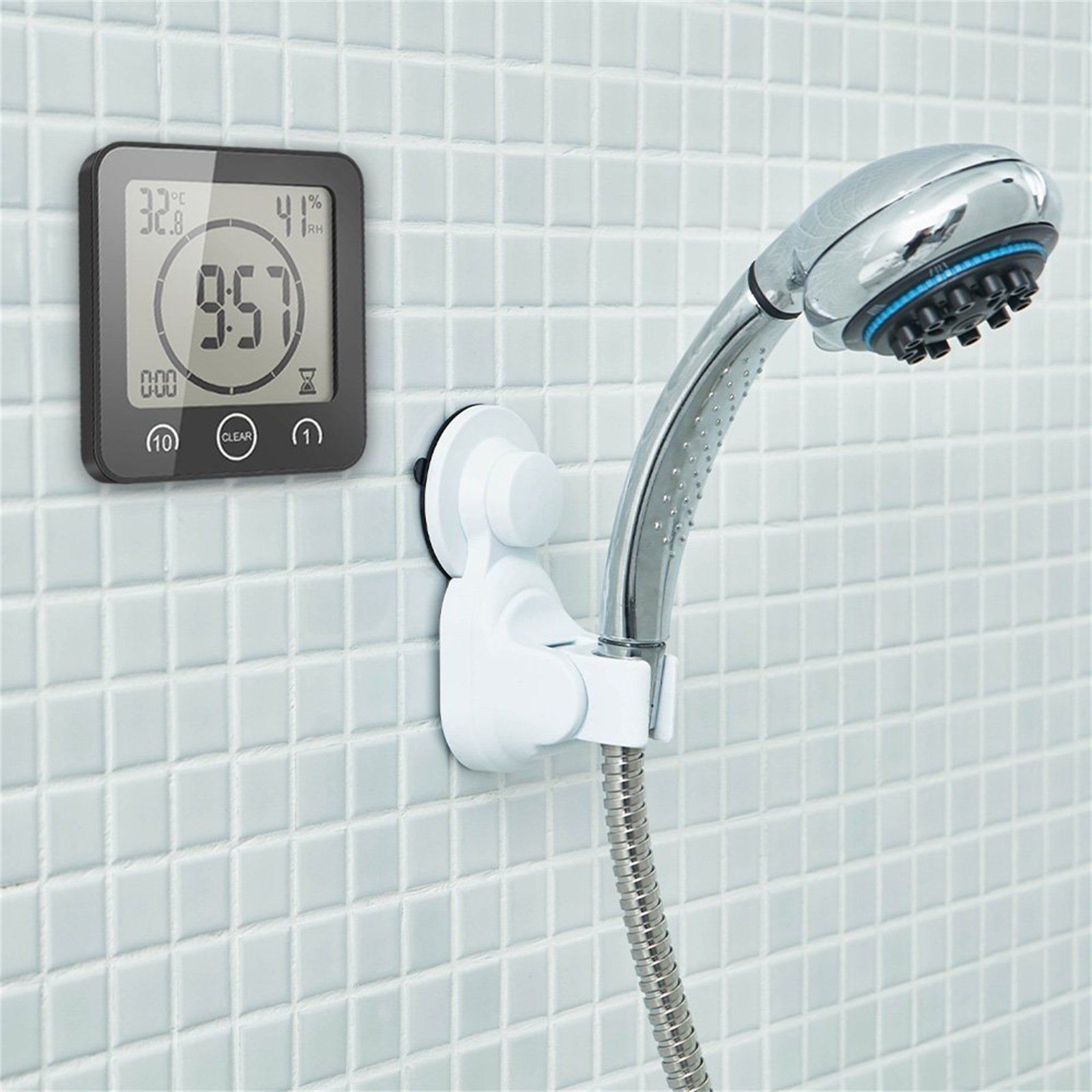 Eine Dusche mit Digitaluhr, die Zeit und Temperatur anzeigt, und einem Duschkopf an einer weißen gefliesten Wand.