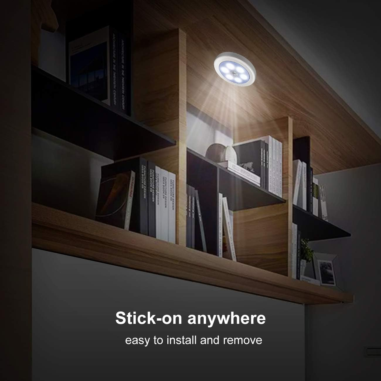 Ein weißes LED-Licht beleuchtet ein Holzregal mit Büchern. Unten steht: Überall aufkleben, einfach zu installieren und zu entfernen.