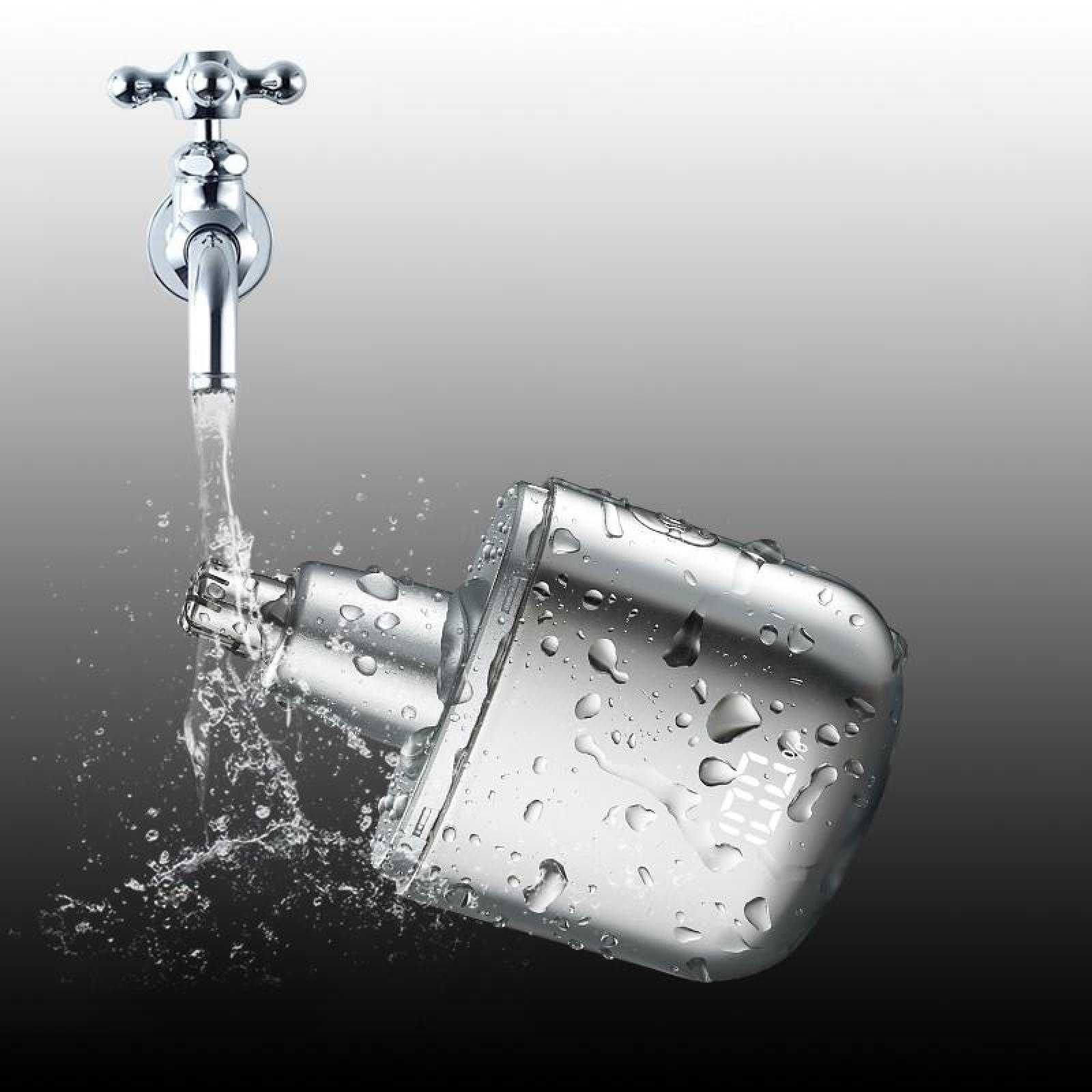 Ein verchromter Wasserhahn, der Wasser auf einen digitalen Wasserfilter gießt, der mit Wassertropfen bedeckt ist. Der Hintergrund ist ein Farbverlauf.