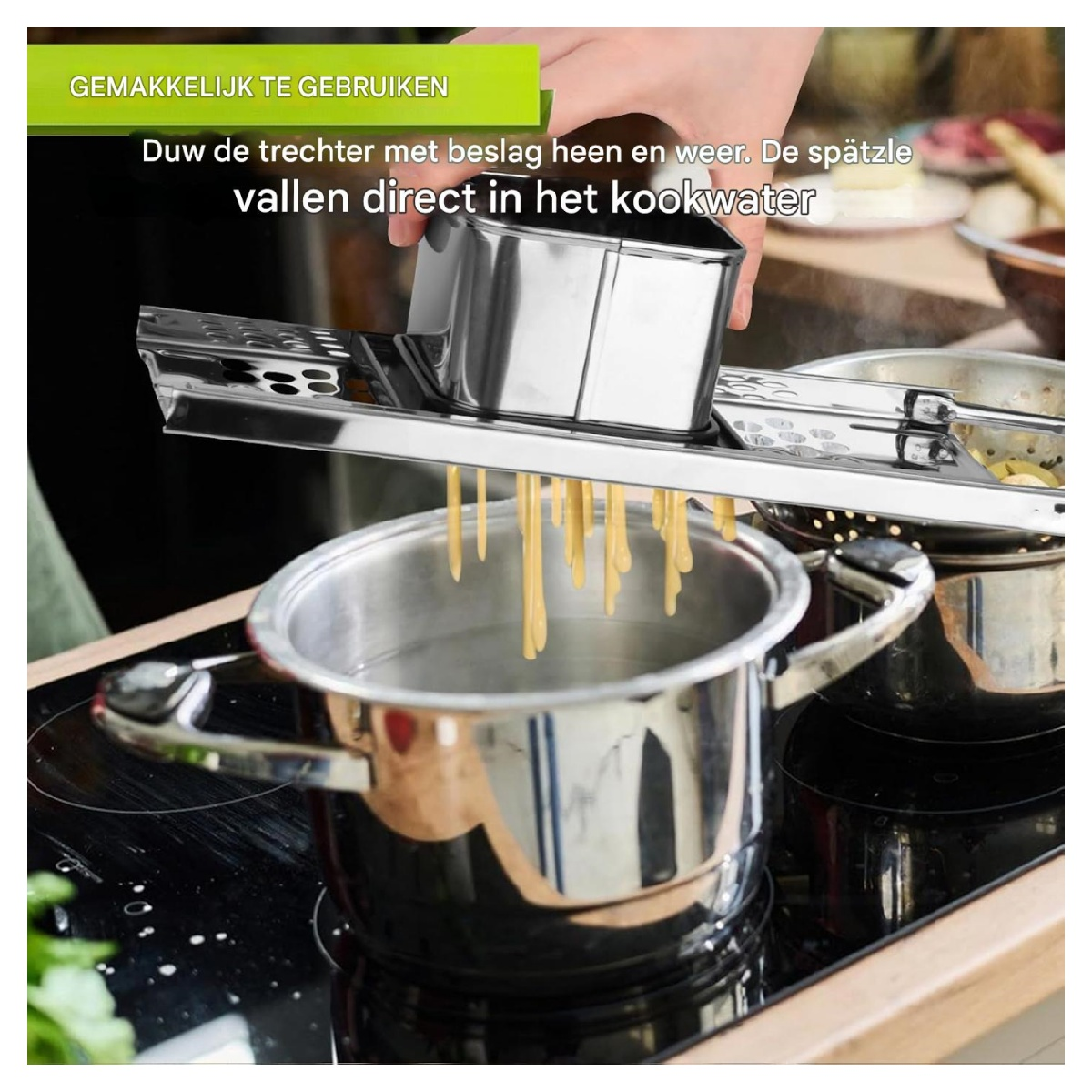 Eine Hand drückt Teig durch ein Werkzeug und erzeugt Spätzle, die in einen Topf mit kochendem Wasser fallen. Die Szene ist in einer Küche.