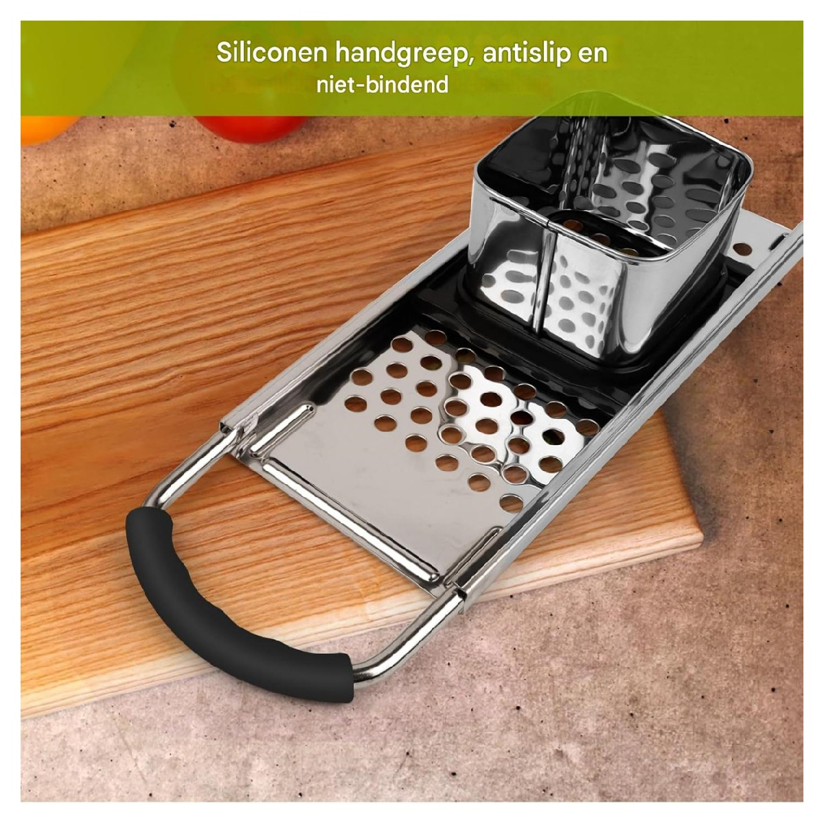 Eine Metallreibe mit schwarzem Griff liegt auf einem Holzbrett. Oben auf der Reibe befindet sich ein kleiner Behälter.