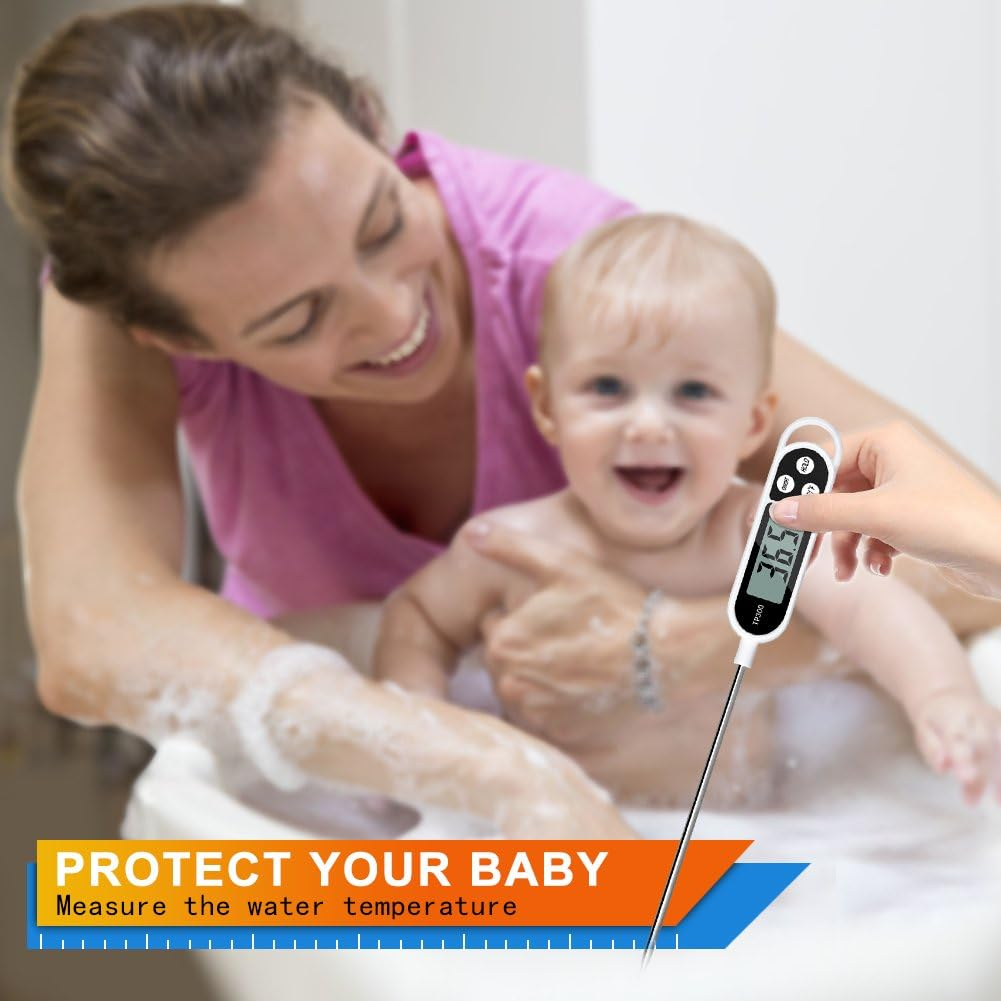 Ein lächelndes Baby in der Badewanne mit einer Frau. Ein Thermometer zeigt 36,5°C. Text: Schützen Sie Ihr Baby, messen Sie die Wassertemperatur.