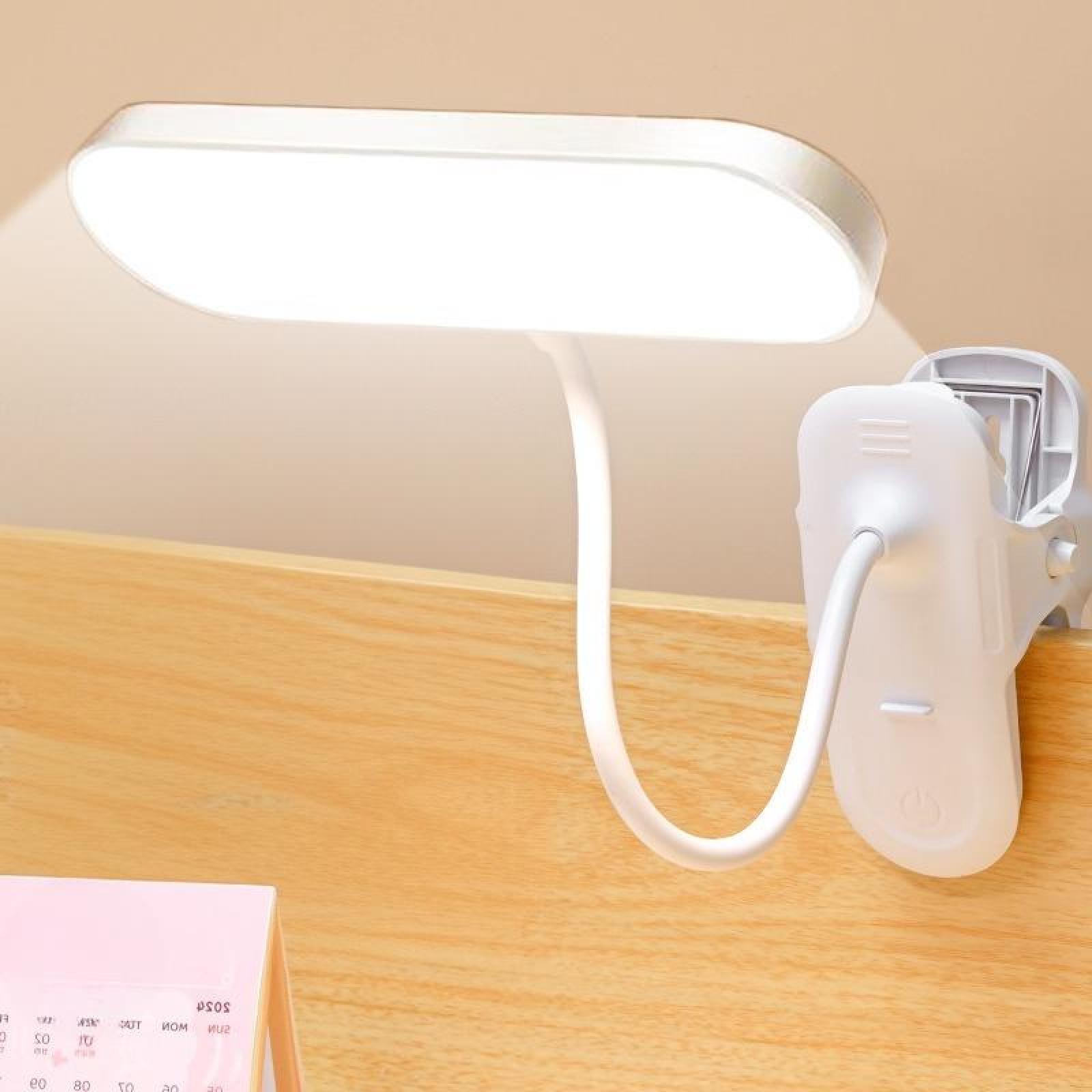 Eine weiße LED-Schreibtischlampe ist an einer Holzoberfläche befestigt. Die Lampe hat einen flexiblen Hals und ein rechteckiges Licht.