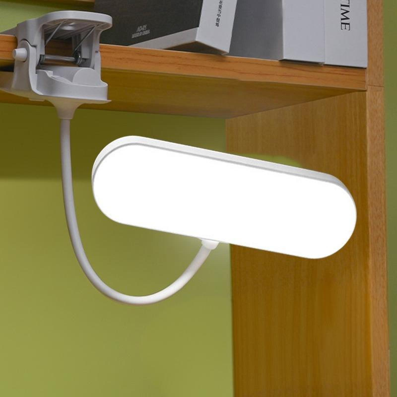 Eine weiße LED-Lampe ist an einem Holzregal befestigt. Die Lampe hat einen flexiblen Arm und ein rechteckiges Licht.