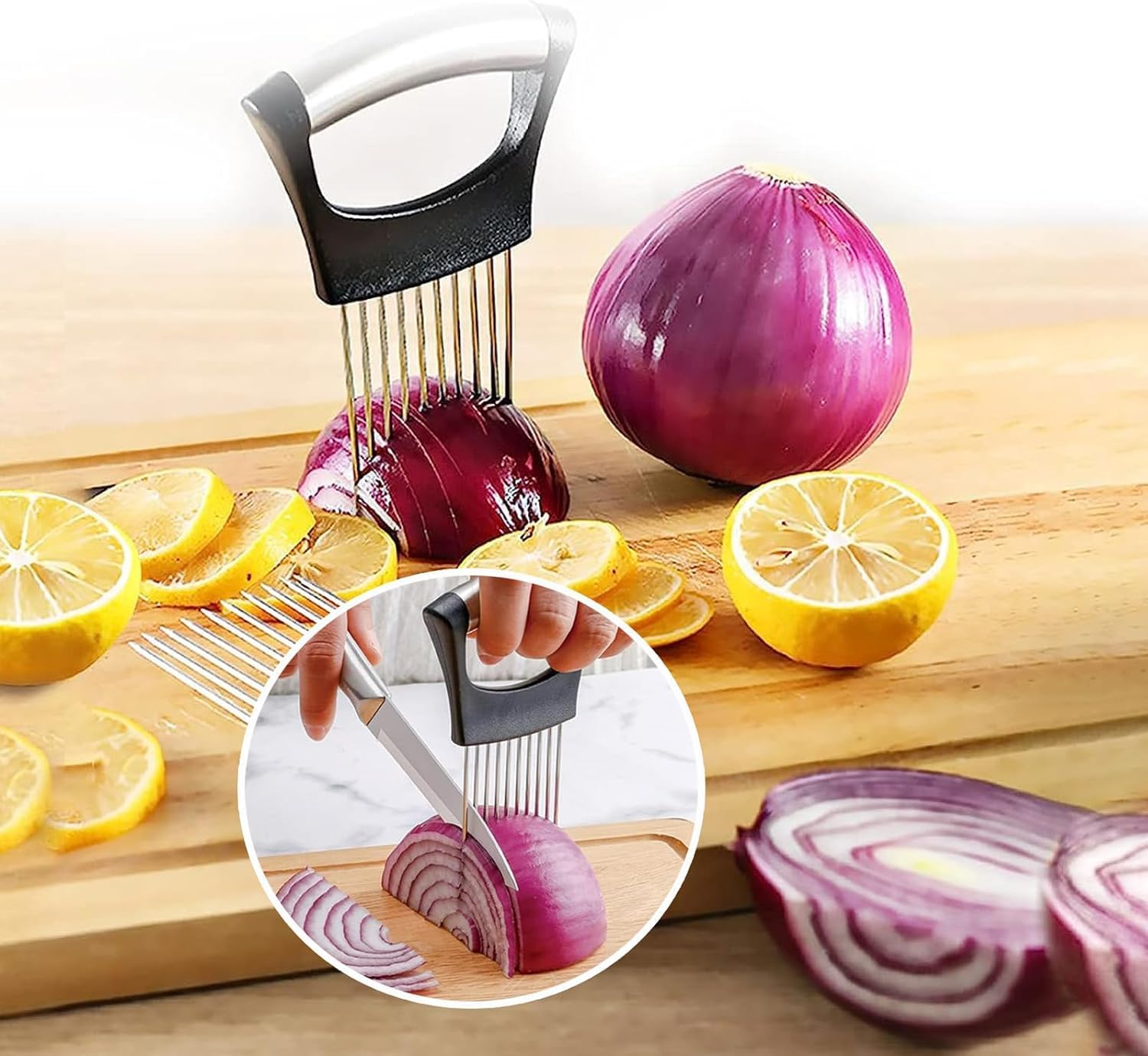 Eine rote Zwiebel, Zitronenscheiben und ein Slicer auf einem Holzbrett. Eine Hand schneidet eine Zwiebel mit einem Messer.