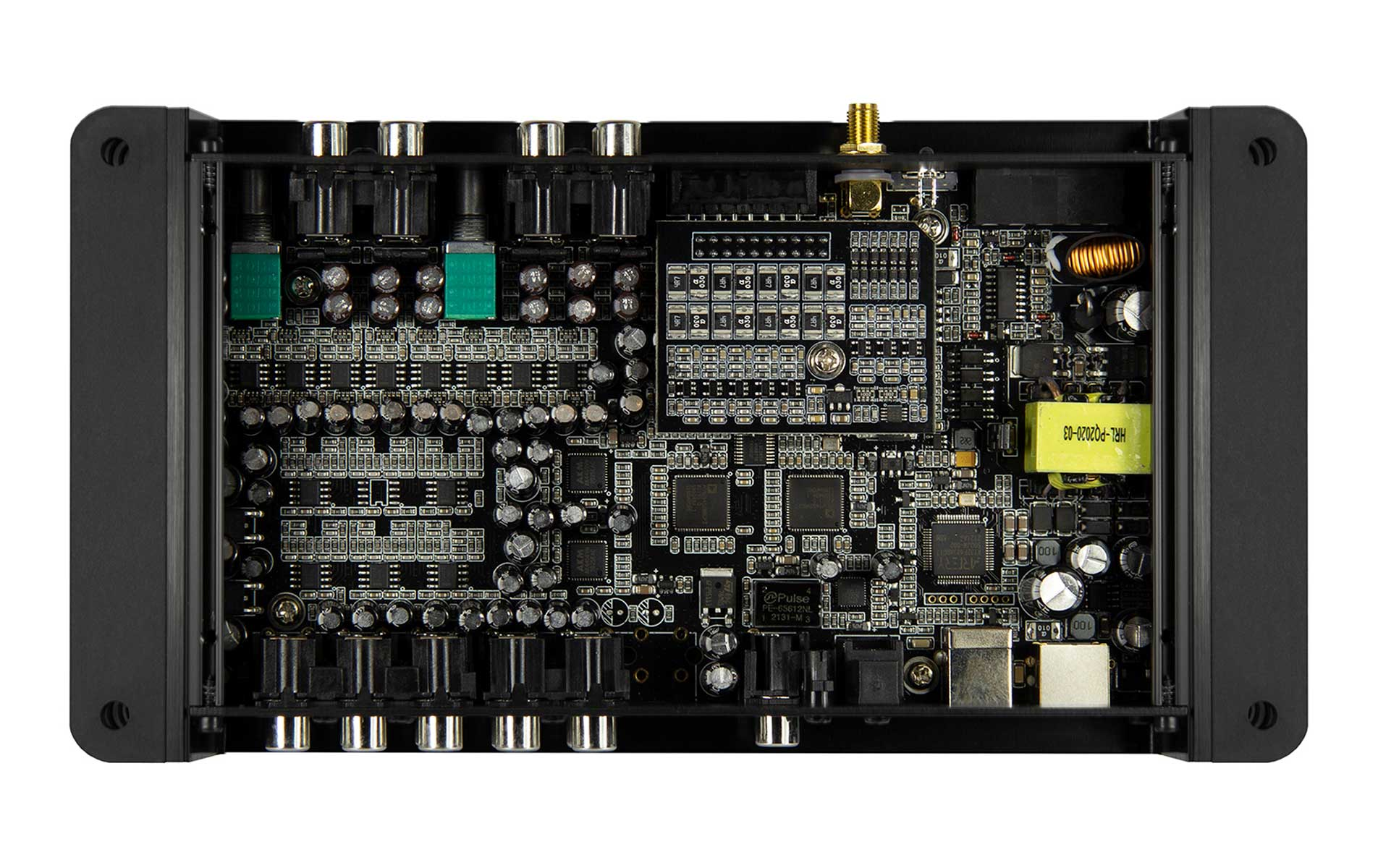 Ein schwarzes elektronisches Gerät mit einer komplexen Leiterplatte und verschiedenen Komponenten, darunter grüne Knöpfe und ein gelber Transformator.