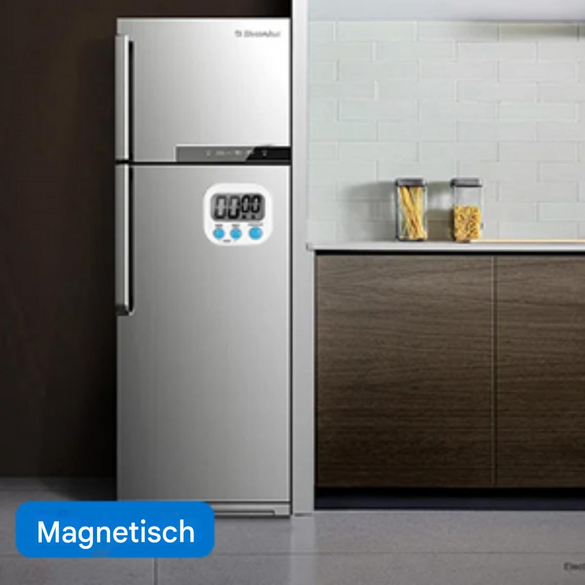 Ein Kühlschrank aus Edelstahl mit einem Timer. Gläser mit Lebensmitteln stehen auf der Theke. Unten befindet sich ein blaues 'Magnetisch'-Etikett.