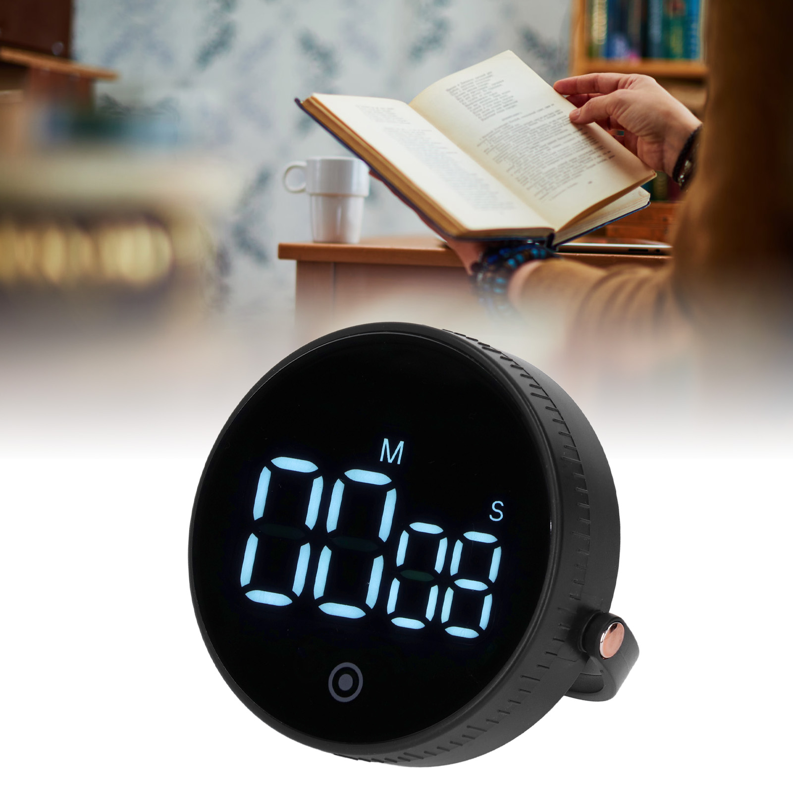 Ein schwarzer Timer zeigt 00:08. Im Hintergrund liest eine Person ein Buch, mit einer weißen Tasse auf einem Tisch.