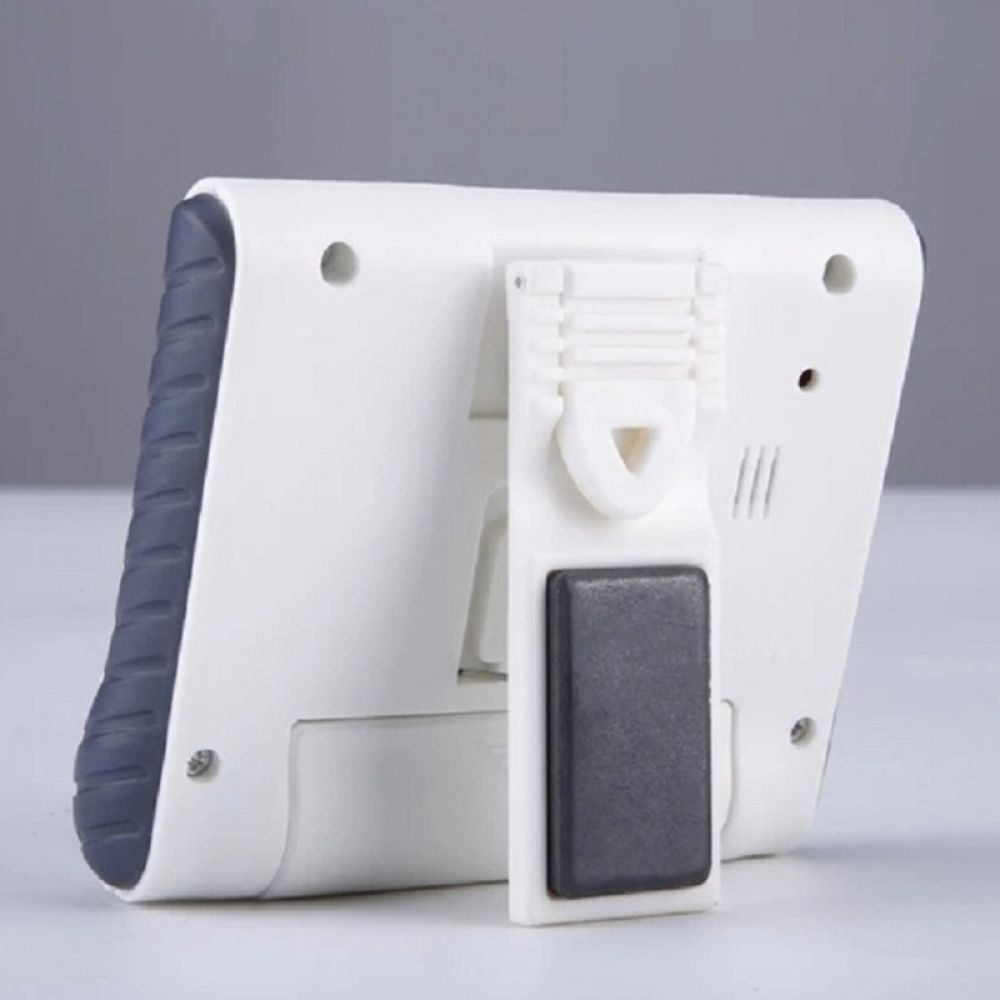 Ein weißer und grauer digitaler Küchentimer steht auf der Rückseite, mit einem Ständer und einem schwarzen Rechteck darauf.