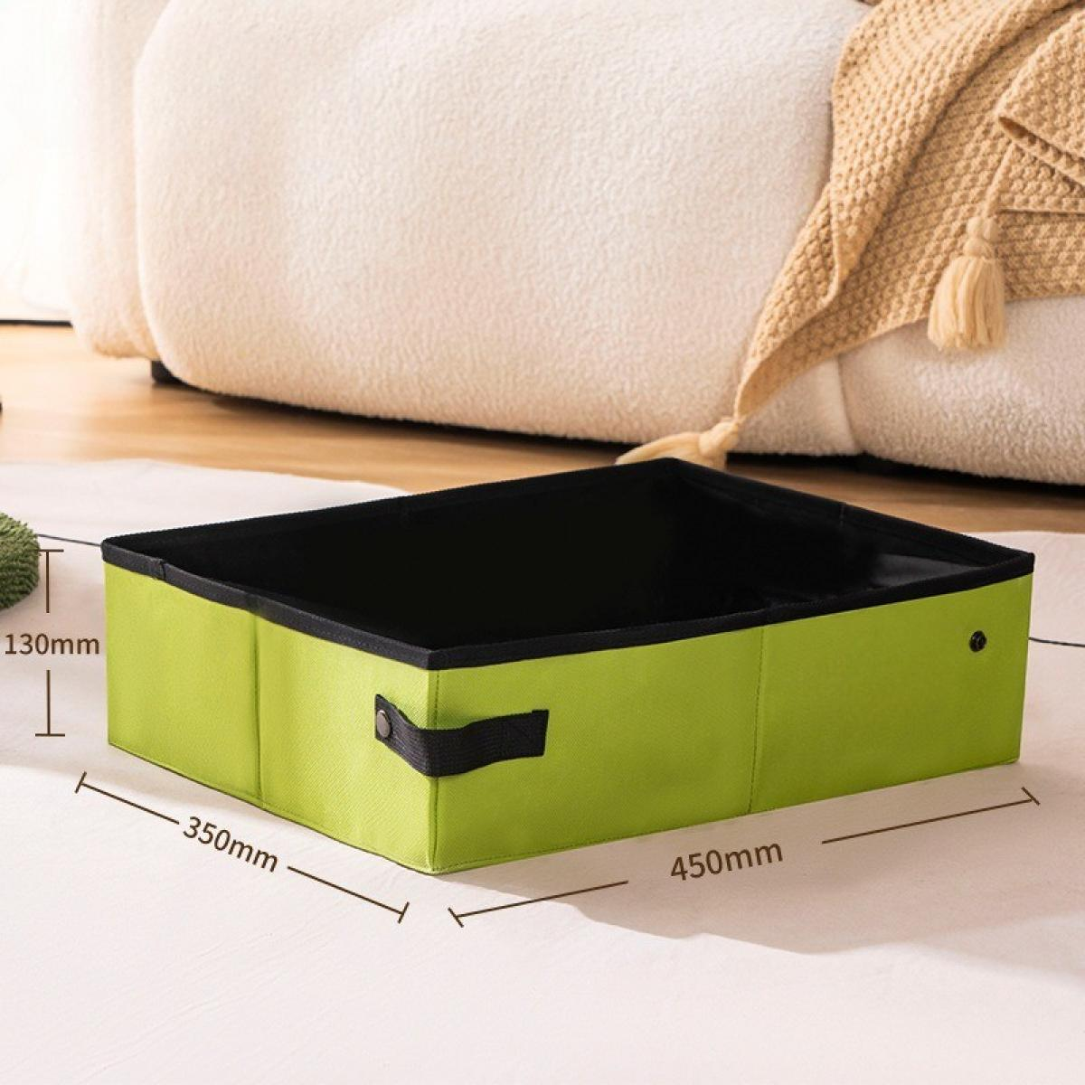 Eine grüne Aufbewahrungsbox mit schwarzem Innenraum und Griffen. Maße: 450mm x 350mm x 130mm. Hintergrund: Sofa und Decke.