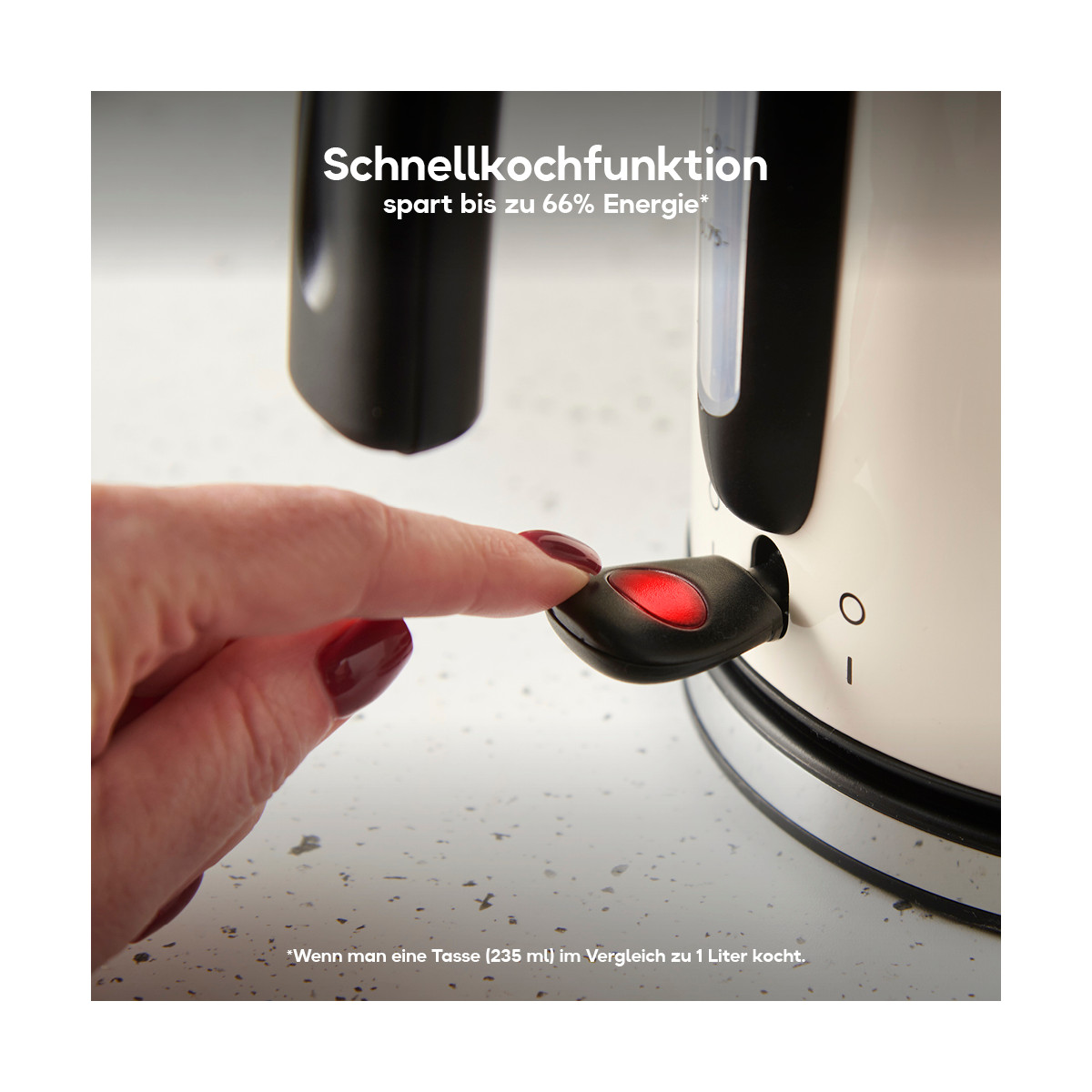 Eine Hand drückt einen rot leuchtenden Schalter an einem weiß-schwarzen Wasserkocher. Text: 'Schnellkochen spart bis zu 66% Energie'.