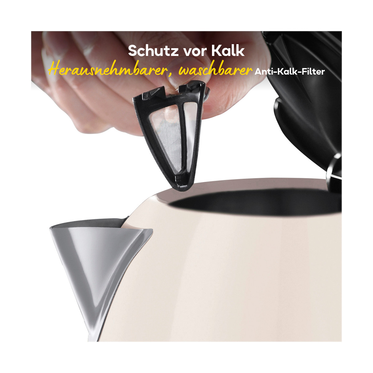 Eine Hand hält einen schwarzen Anti-Kalk-Filter über einem cremefarbenen Wasserkocher. Text: 'Schutz vor Kalk' und 'Anti-Kalk-Filter'.