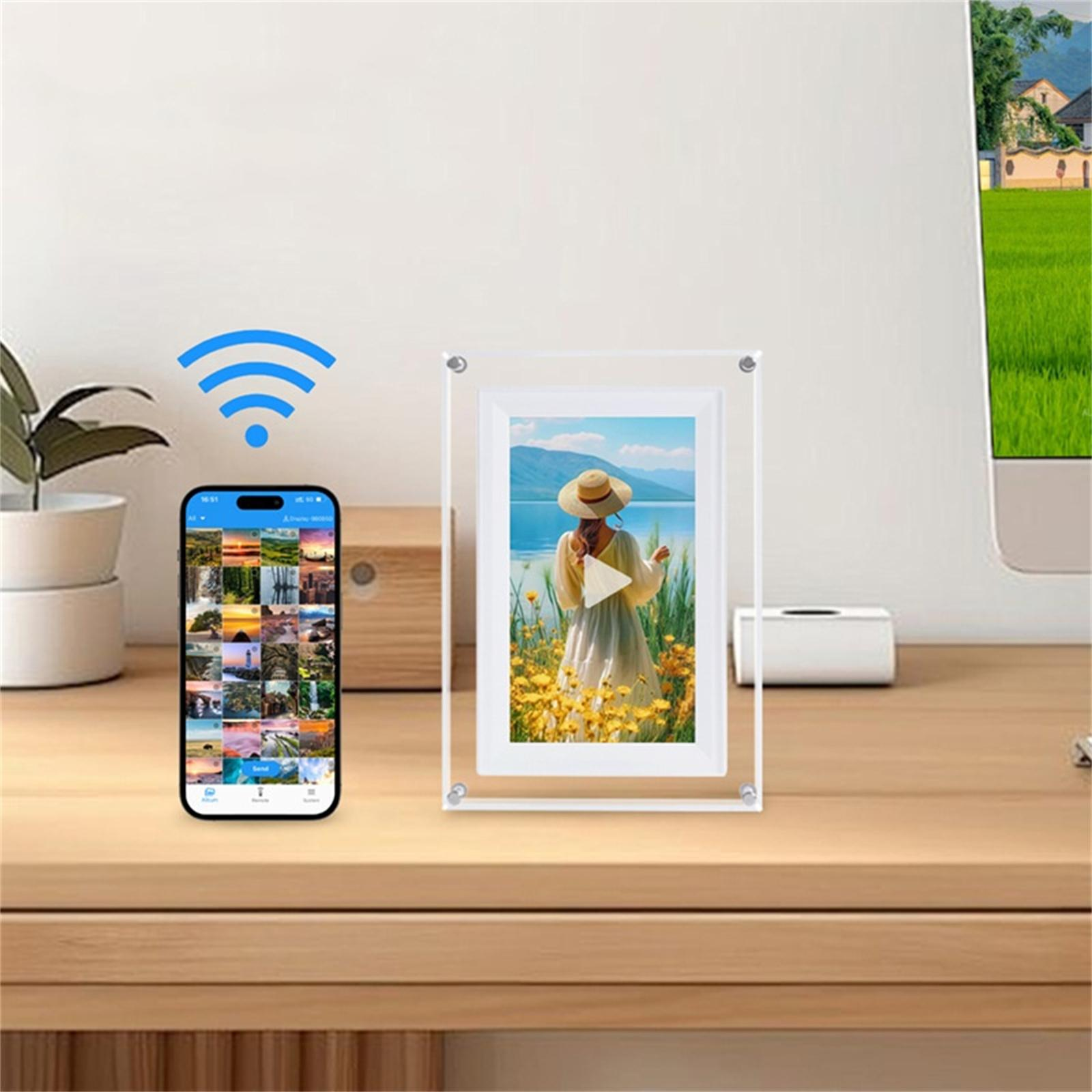 Ein digitaler Bilderrahmen zeigt eine Frau in einem Feld. Ein Telefon zeigt Bilder, verbunden über WLAN. Rechts ist ein Monitor.