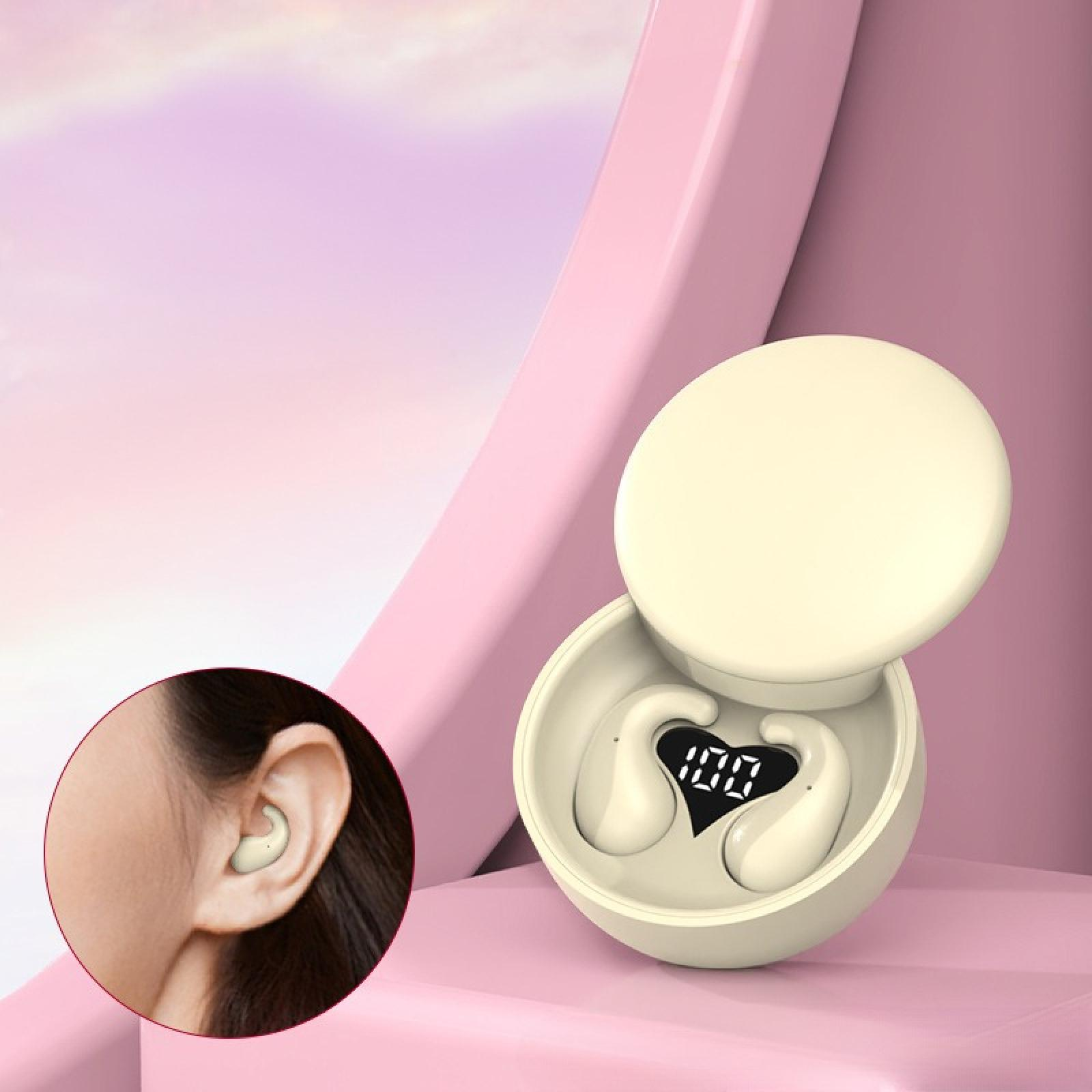 Beige Ohrhörer in einer Hülle mit herzförmigem Bildschirm. Ohrhörer im Ohr. Rosa und lila Hintergrund.