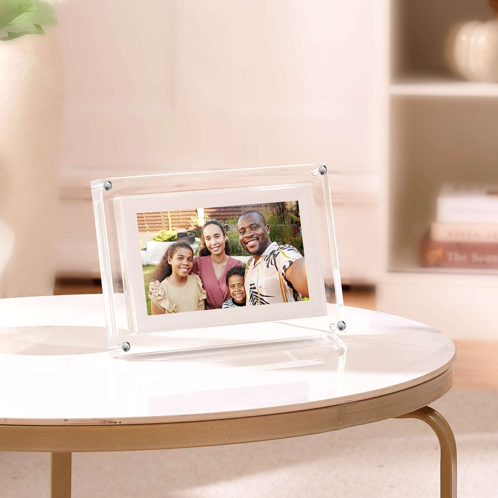 Ein Familienporträt in einem klaren Rahmen liegt auf einem Tisch. Die vierköpfige Familie lächelt in die Kamera.