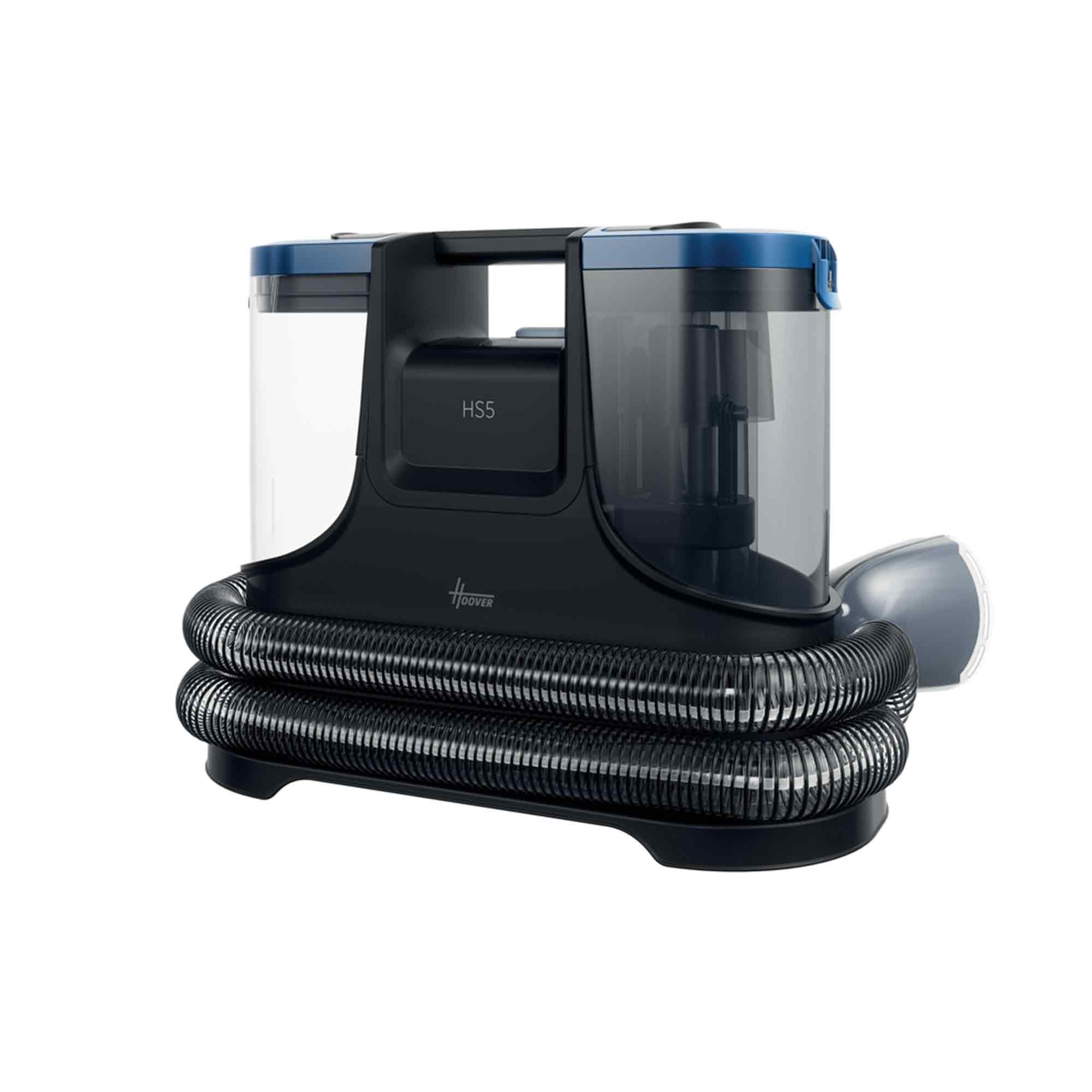 Un aspirapolvere Hoover. Ha un corpo nero, una parte superiore blu e un tubo flessibile. Il marchio è visibile.