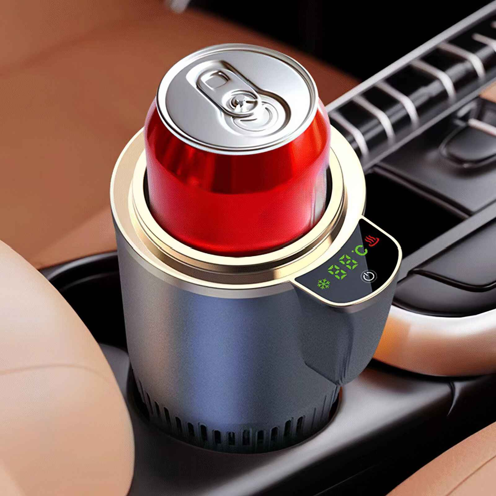 Eine rote Getränkedose steht in einem Autobecherhalter. Der Halter ist metallisch mit Digitalanzeige.