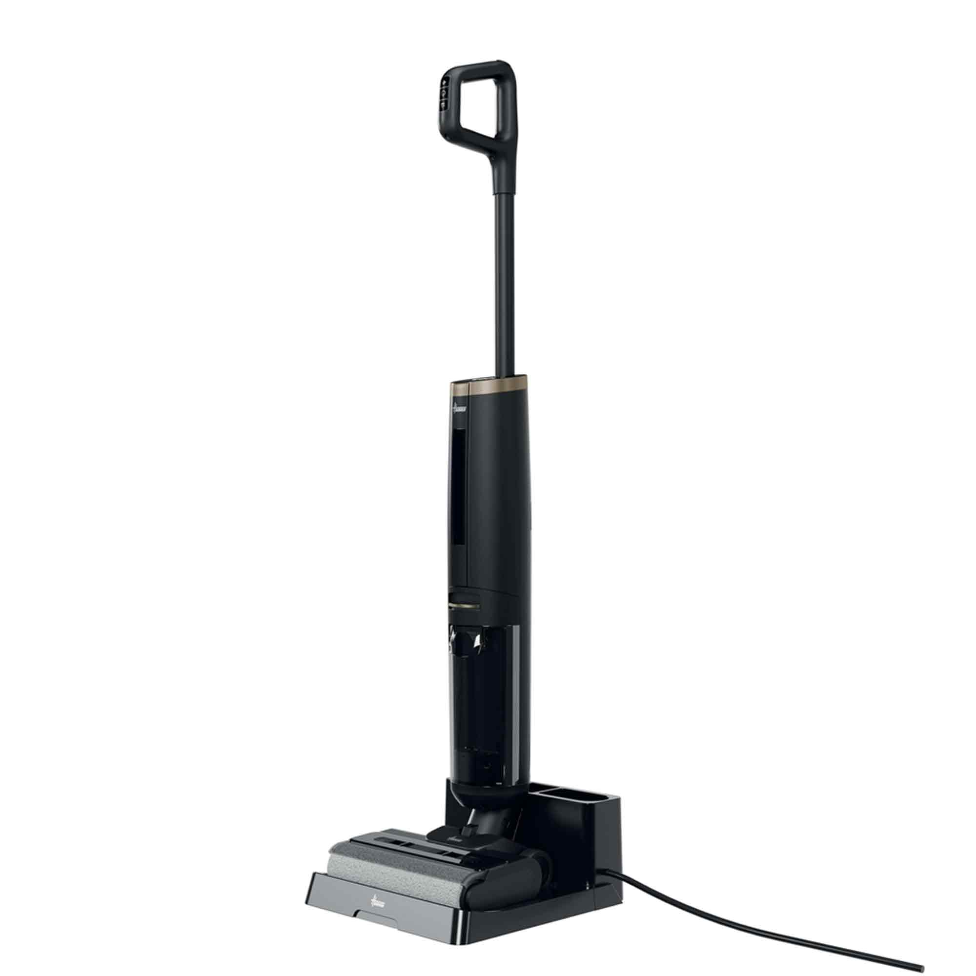 Un pulitore per pavimenti nero e oro è in piedi su sfondo bianco, con base di ricarica e cavo.
