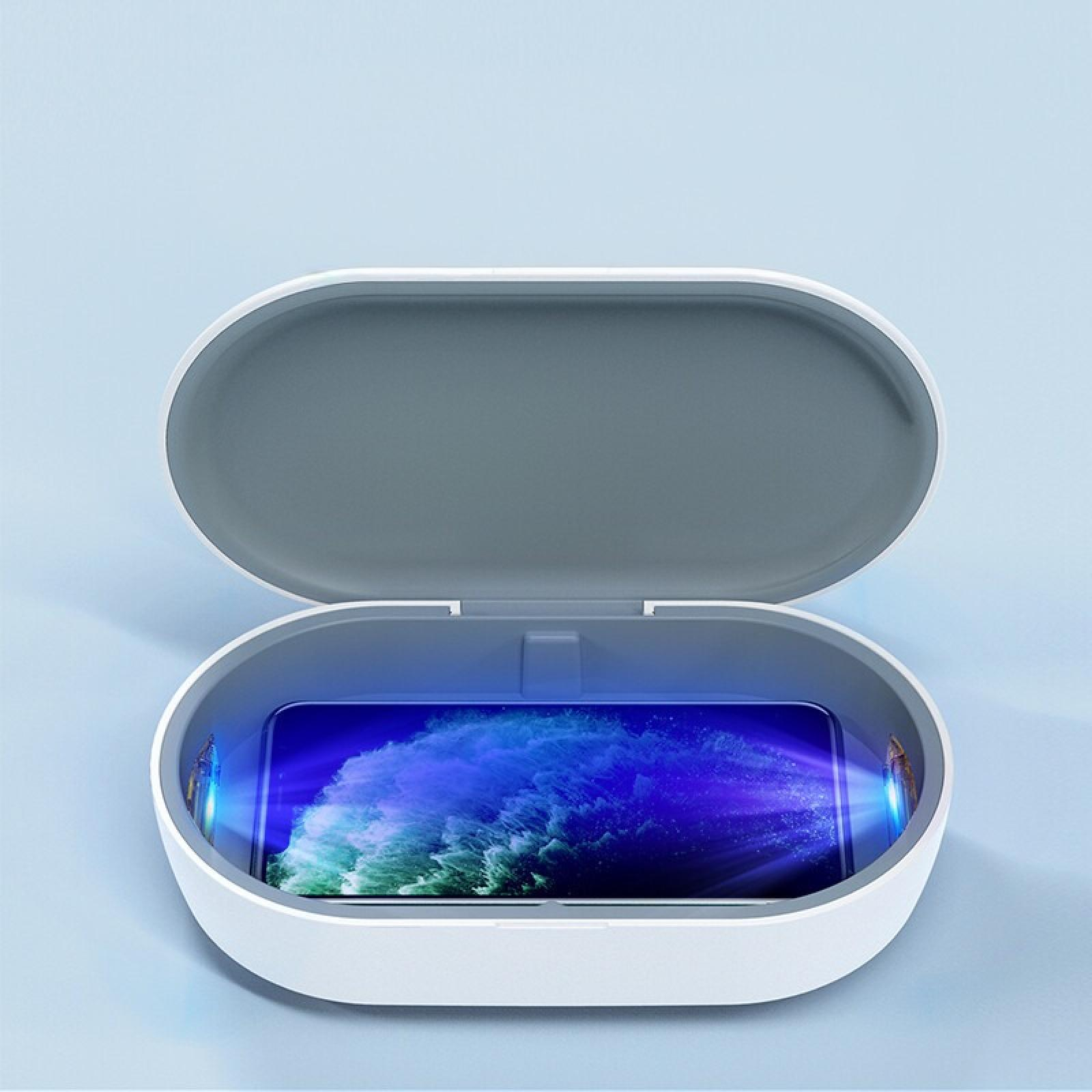 Geöffnete weiße Desinfektionsbox mit einem Telefon darin. Der Deckel ist geöffnet. Blaues Licht scheint auf das Telefon.
