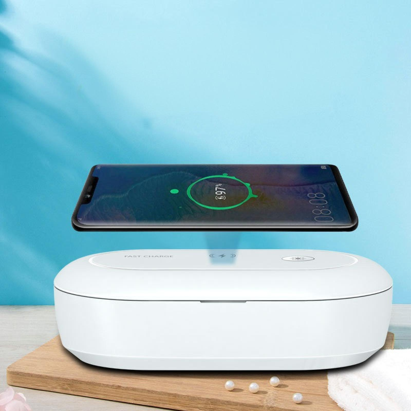Ein Telefon, das drahtlos über einem weißen Gerät geladen wird. Das Telefon zeigt 97 % Ladung an. Der Hintergrund ist blau.