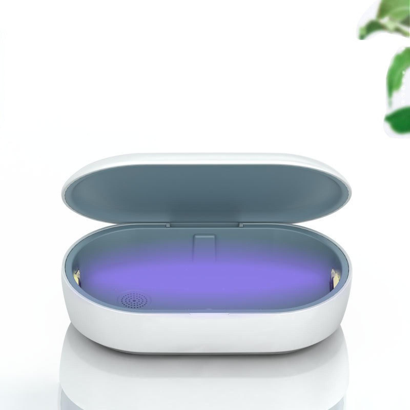 Geöffnete weiße und blaue Desinfektionsbox mit violettem Licht. Deckel ist offen. Weißer Hintergrund.