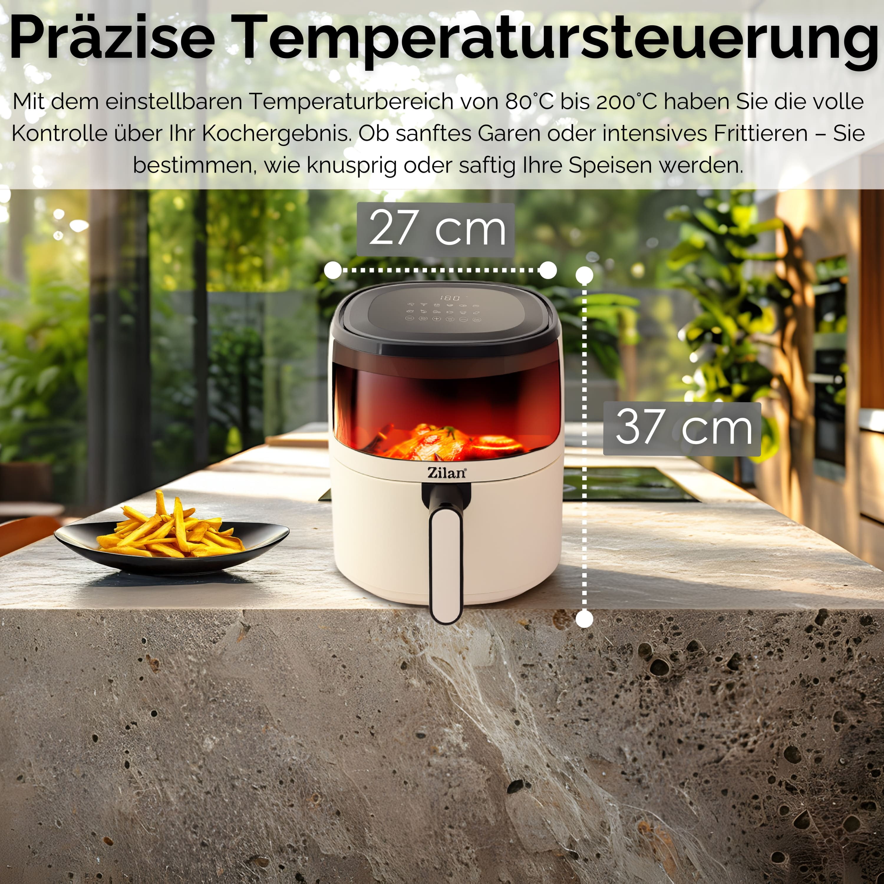 Eine Heißluftfritteuse auf einer Arbeitsplatte mit Pommes auf einem schwarzen Teller. Der Hintergrund ist eine verschwommene Fensteransicht.