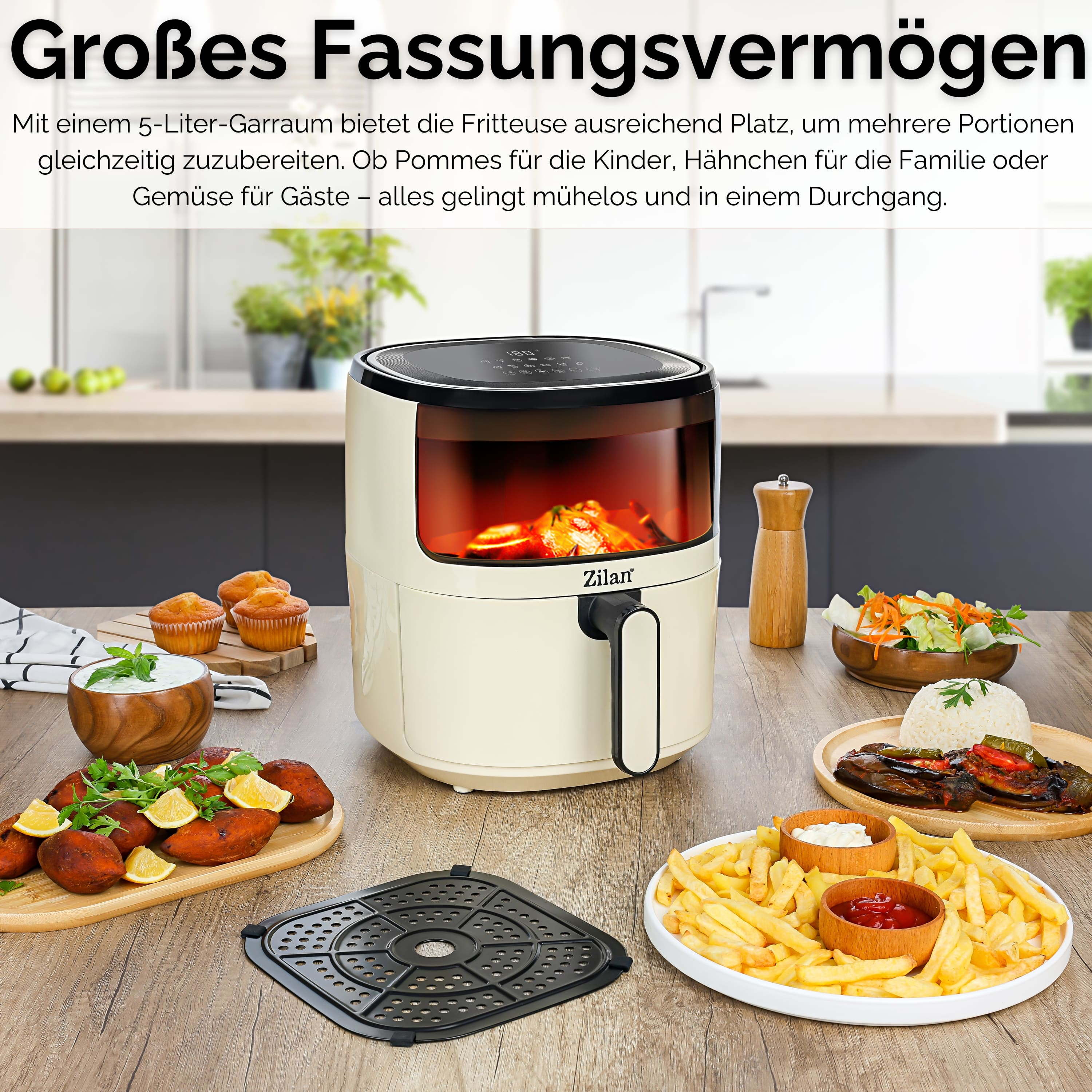 Eine Heißluftfritteuse mit Essen auf einem Tisch. Enthält Pommes, Salat und gebratenes Essen.